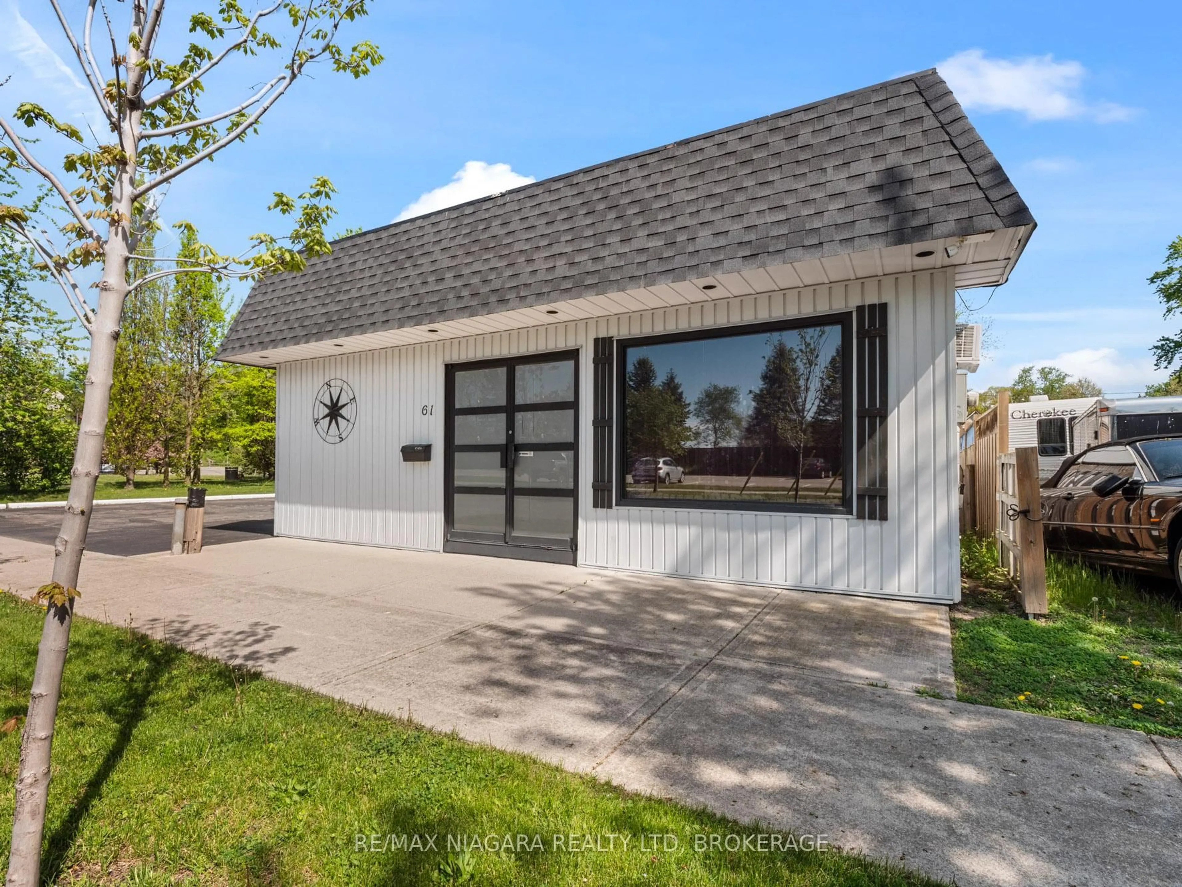 Home with vinyl exterior material, street for 61 Queen St, Fort Erie Ontario L2A 1T7