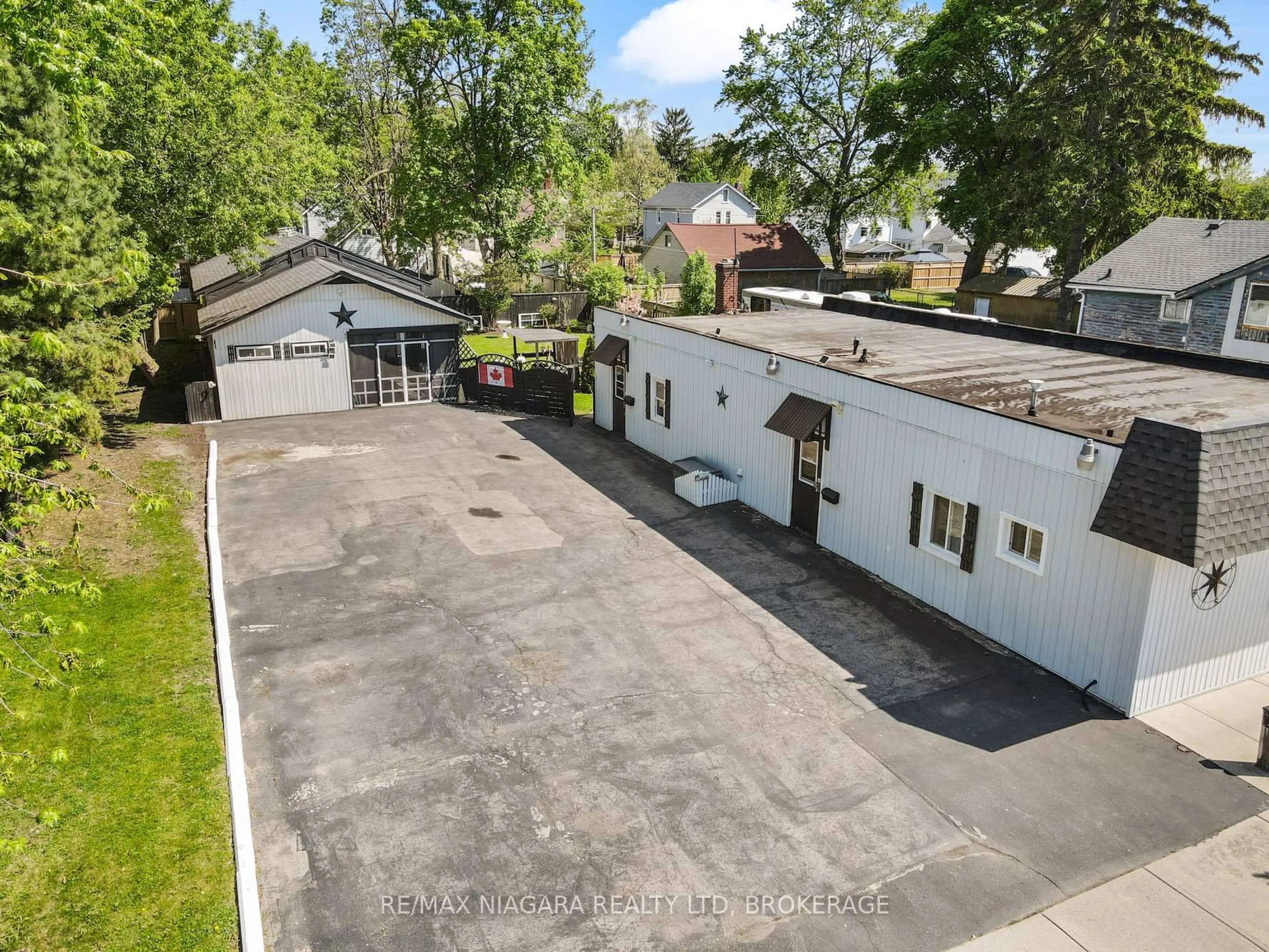 A pic from outside/outdoor area/front of a property/back of a property/a pic from drone, street for 61 Queen St, Fort Erie Ontario L2A 1T7