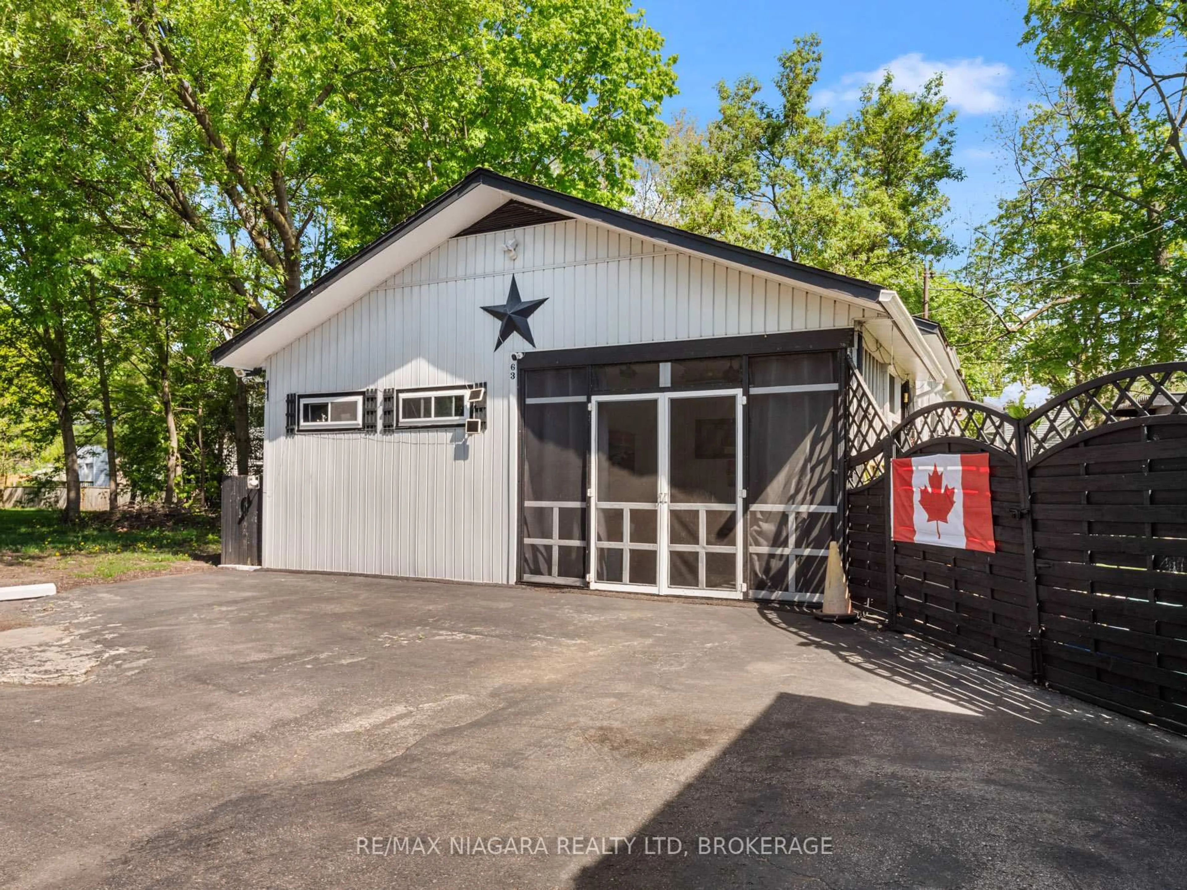 Indoor garage for 61 Queen St, Fort Erie Ontario L2A 1T7