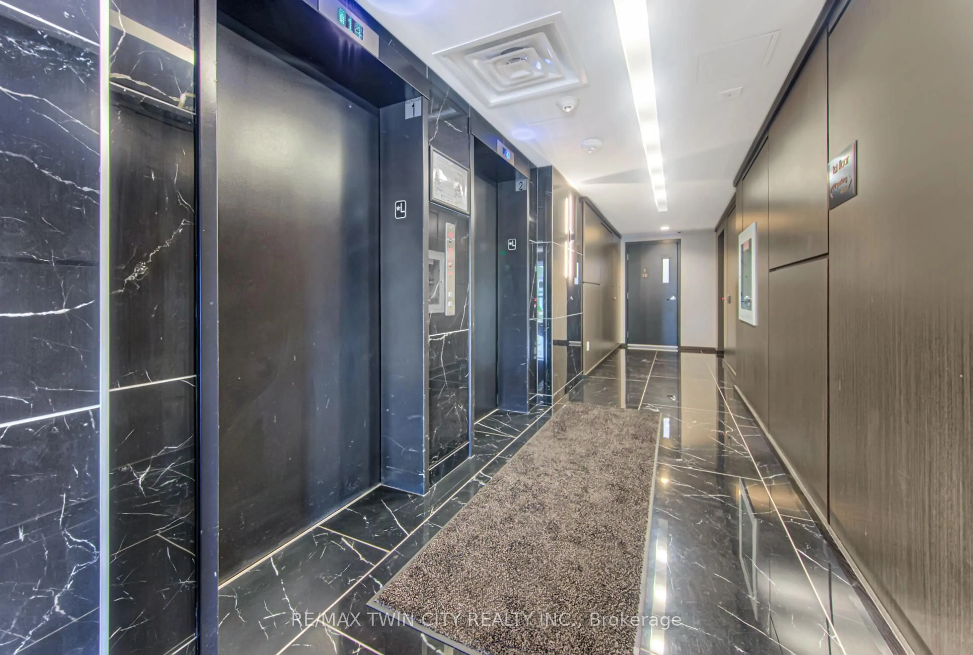 Indoor foyer for 181 King St #914, Waterloo Ontario N2J 0E7