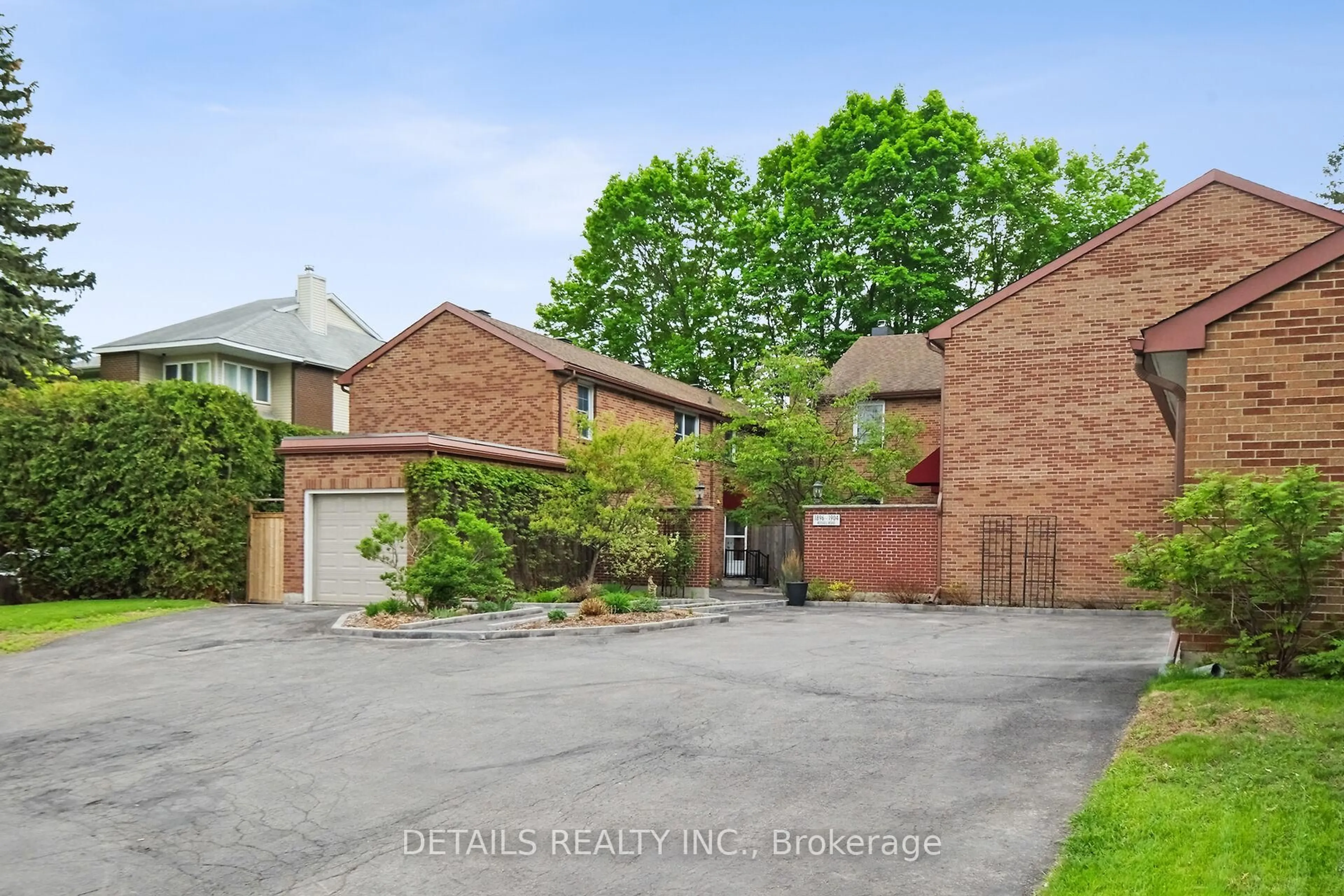 A pic from outside/outdoor area/front of a property/back of a property/a pic from drone, street for 1904 Russell Rd, Ottawa Ontario K1G 1L6