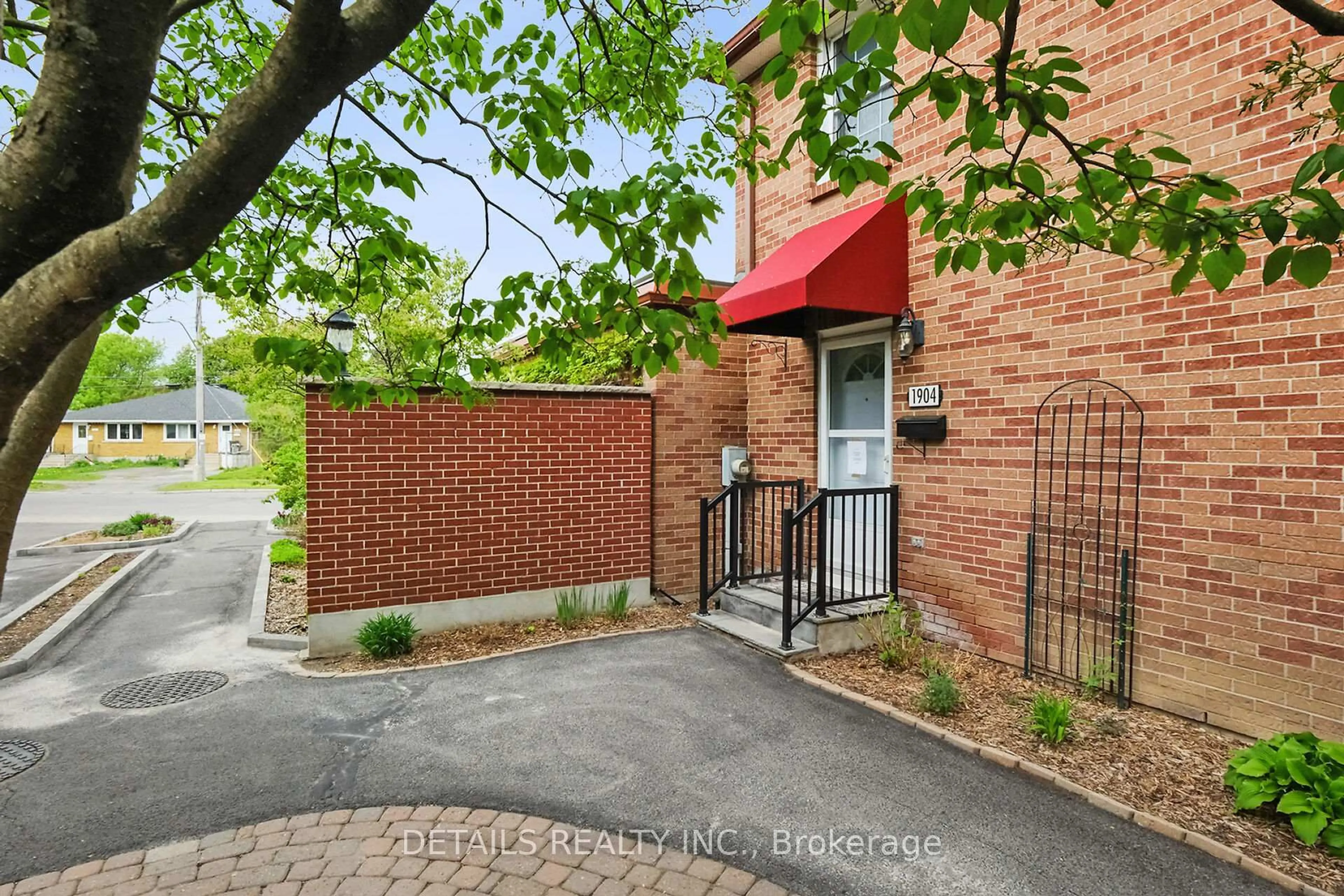 Unknown for 1904 Russell Rd, Ottawa Ontario K1G 1L6