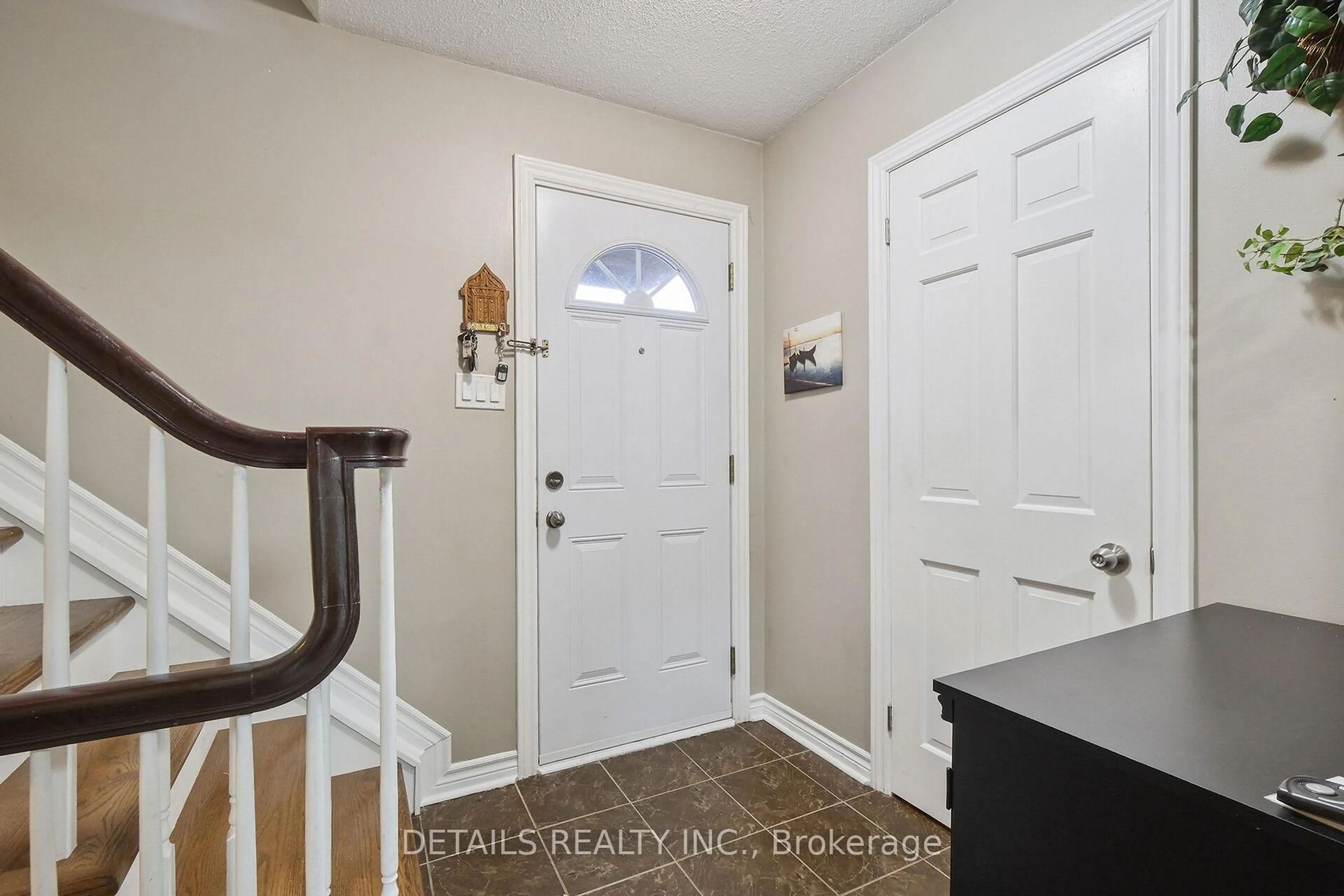 Indoor entryway for 1904 Russell Rd, Ottawa Ontario K1G 1L6