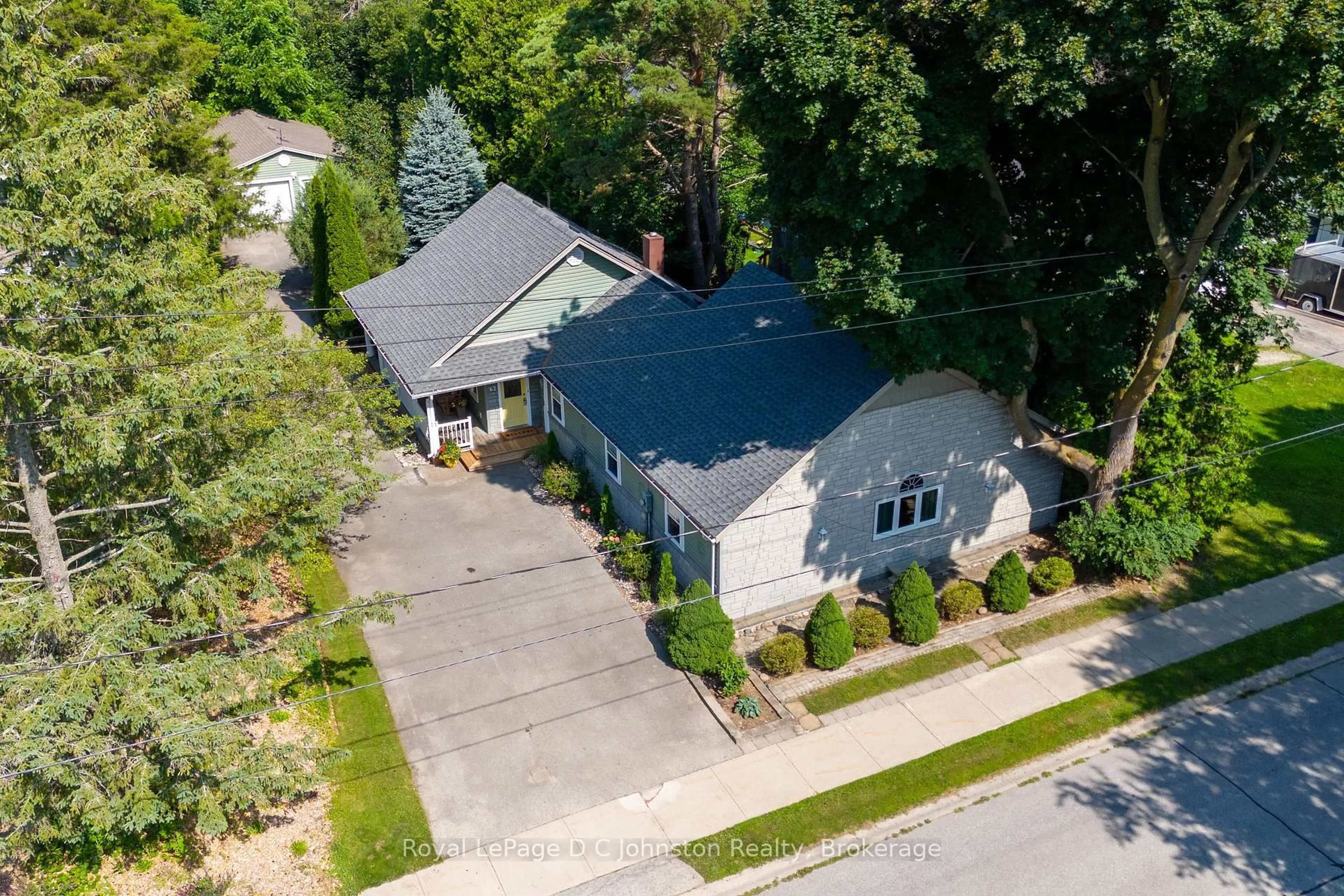A pic from outside/outdoor area/front of a property/back of a property/a pic from drone, street for 62 Grey St, Saugeen Shores Ontario N0H 2L0