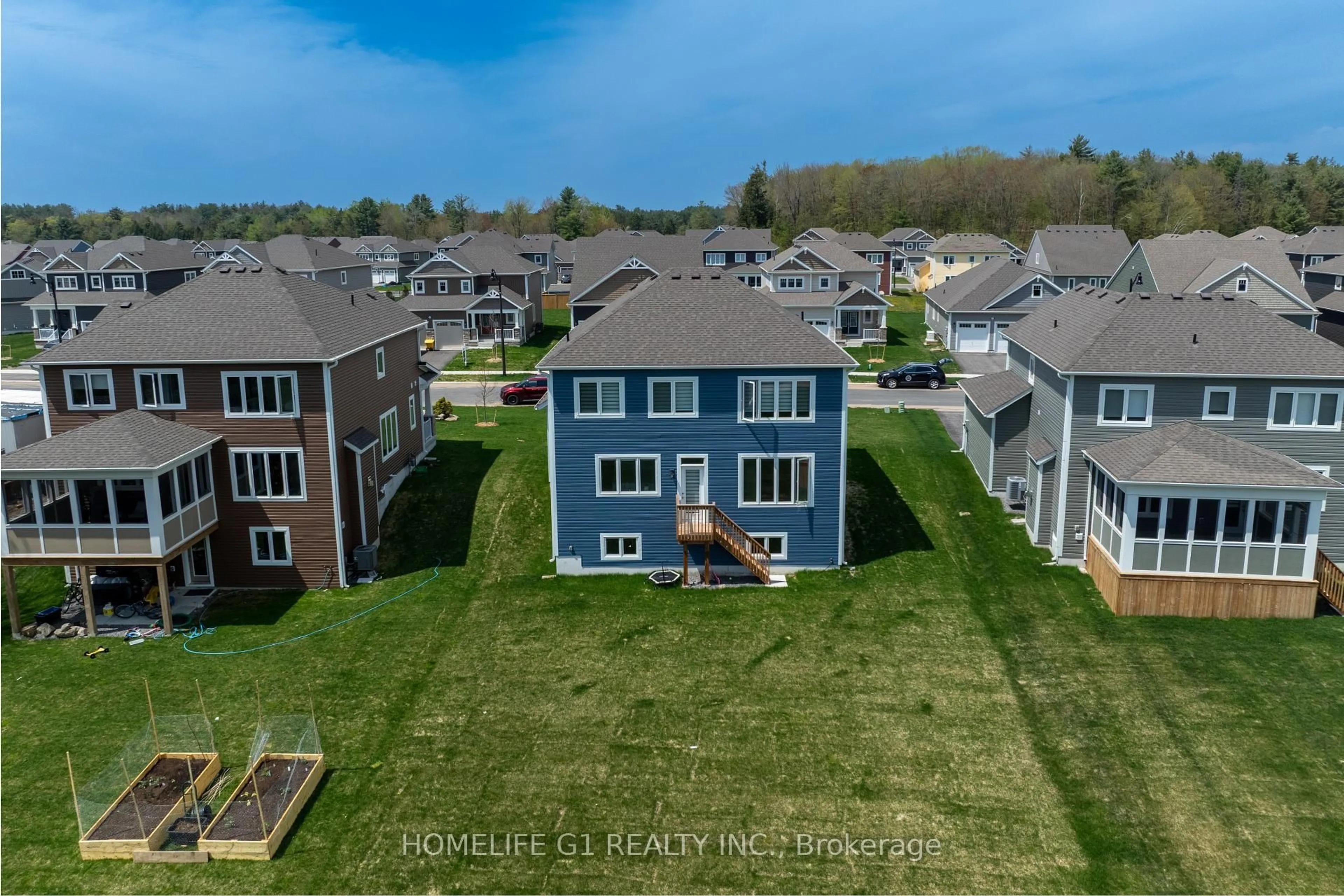 A pic from outside/outdoor area/front of a property/back of a property/a pic from drone, unknown for 24 Chambery St, Bracebridge Ontario P1L 0N4