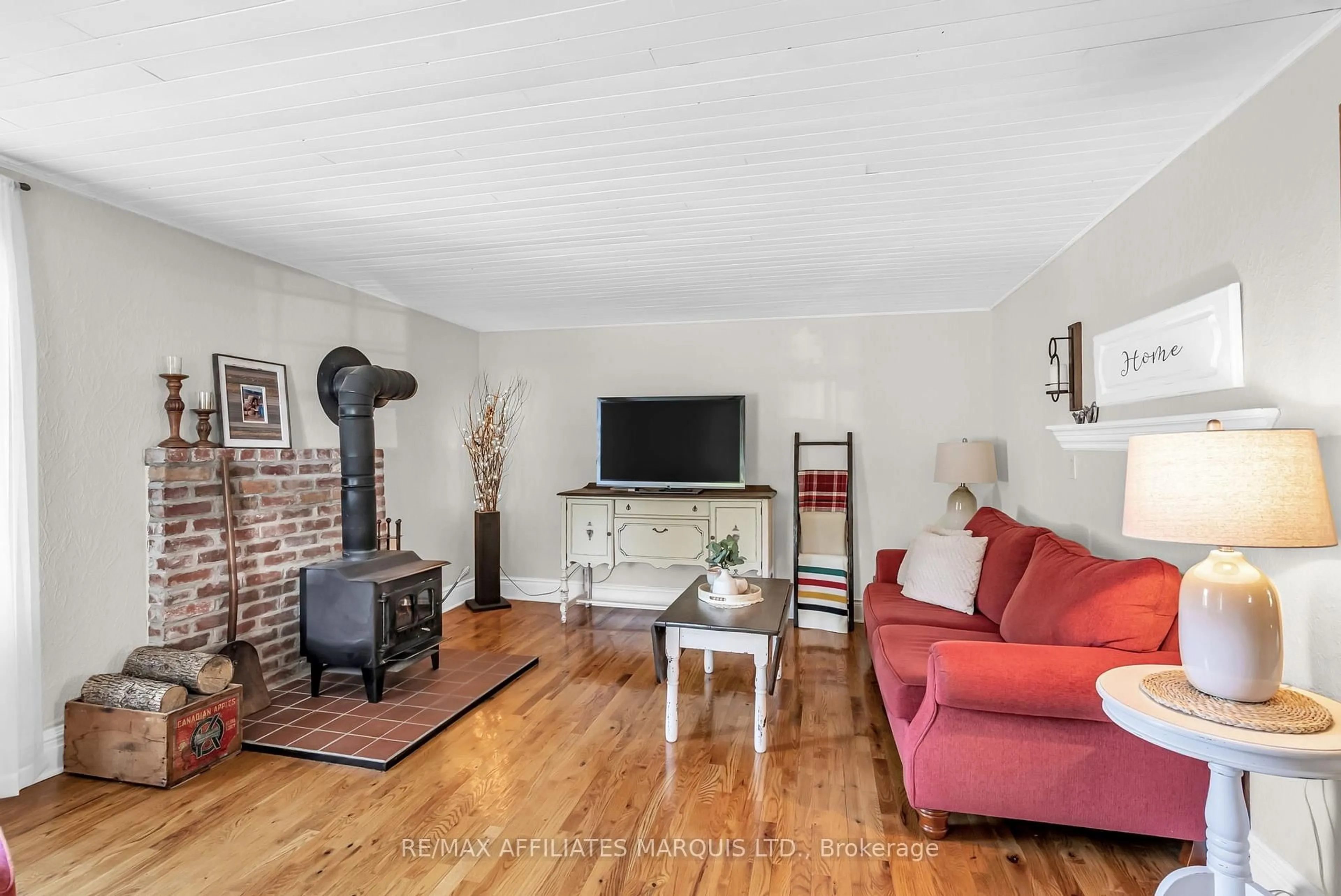 Living room with furniture, unknown for 19662 John St, South Glengarry Ontario K0C 2J0