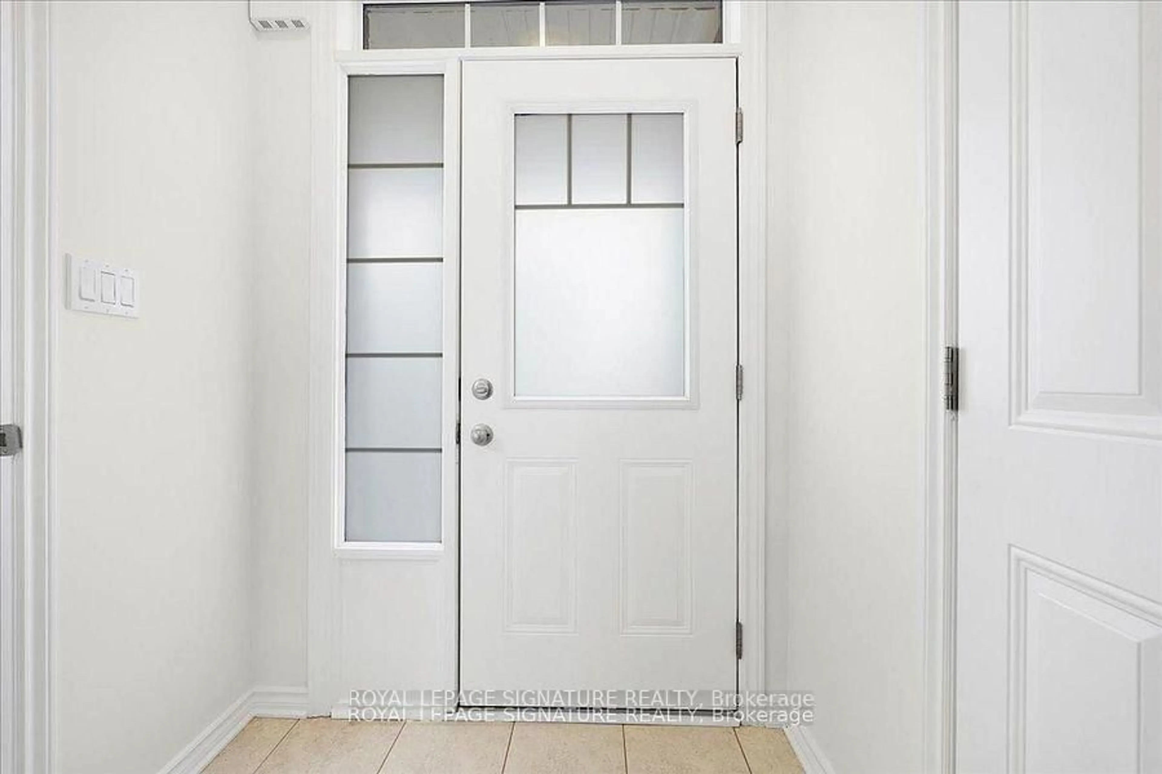 Indoor entryway for 143 Ridge Rd #105, Cambridge Ontario N3E 0E1