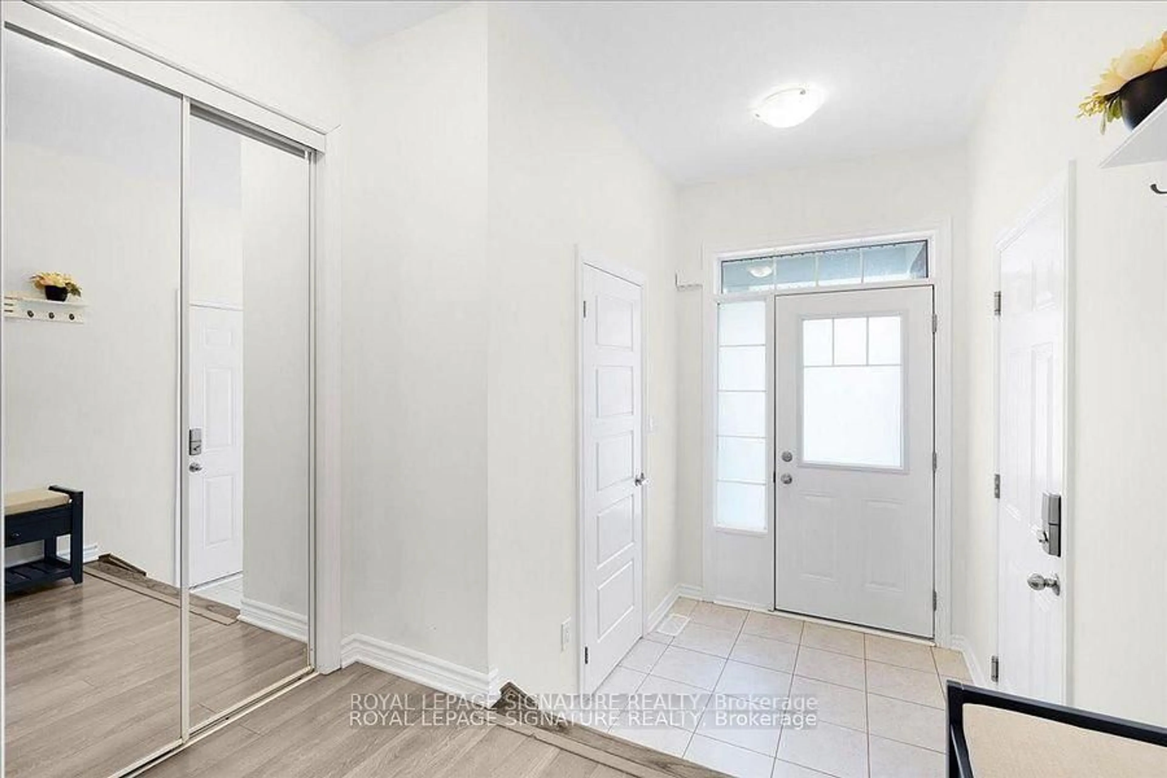 Indoor entryway for 143 Ridge Rd #105, Cambridge Ontario N3E 0E1