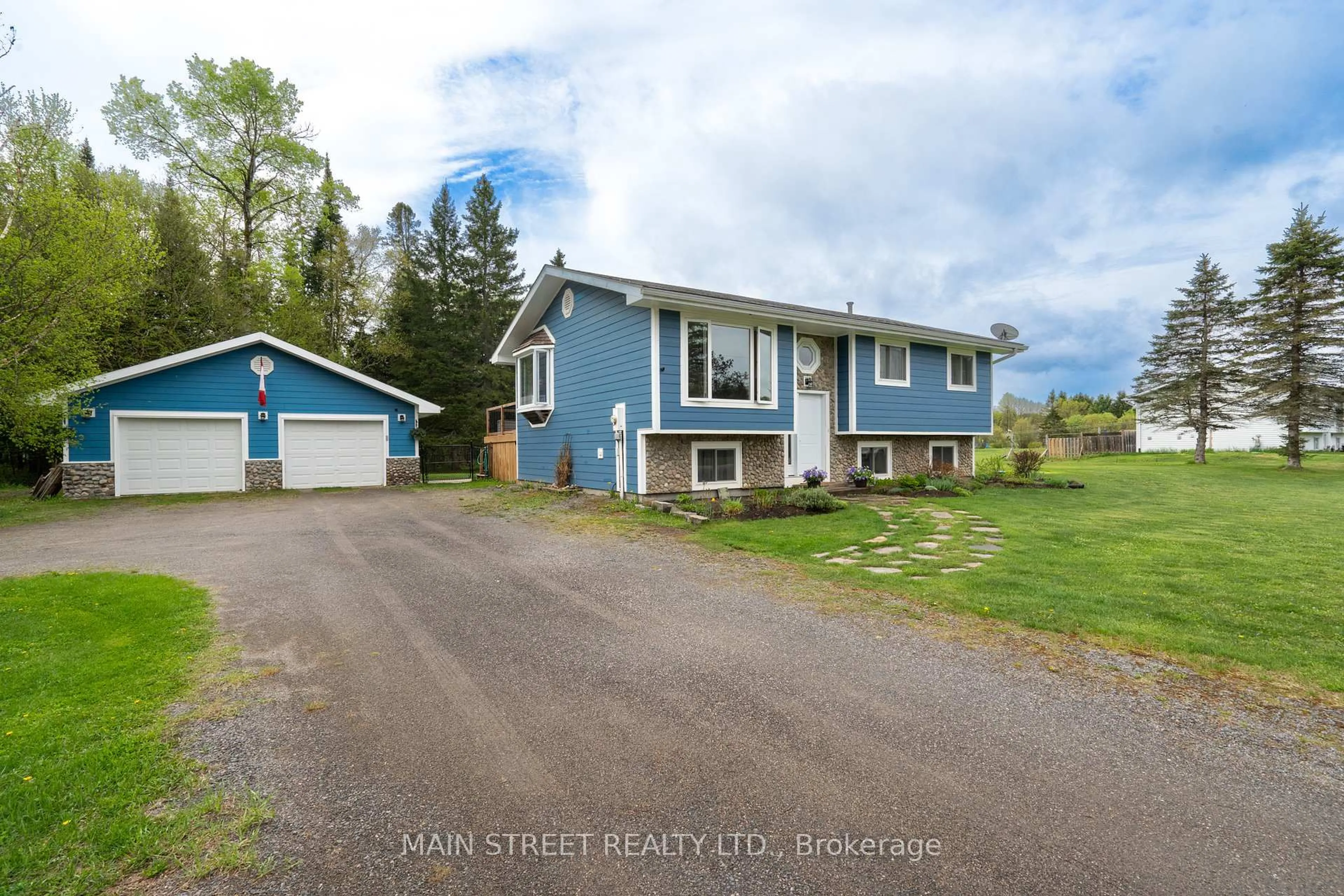 A pic from outside/outdoor area/front of a property/back of a property/a pic from drone, street for 155 Silverdale Dr, Huntsville Ontario P1H 2J2