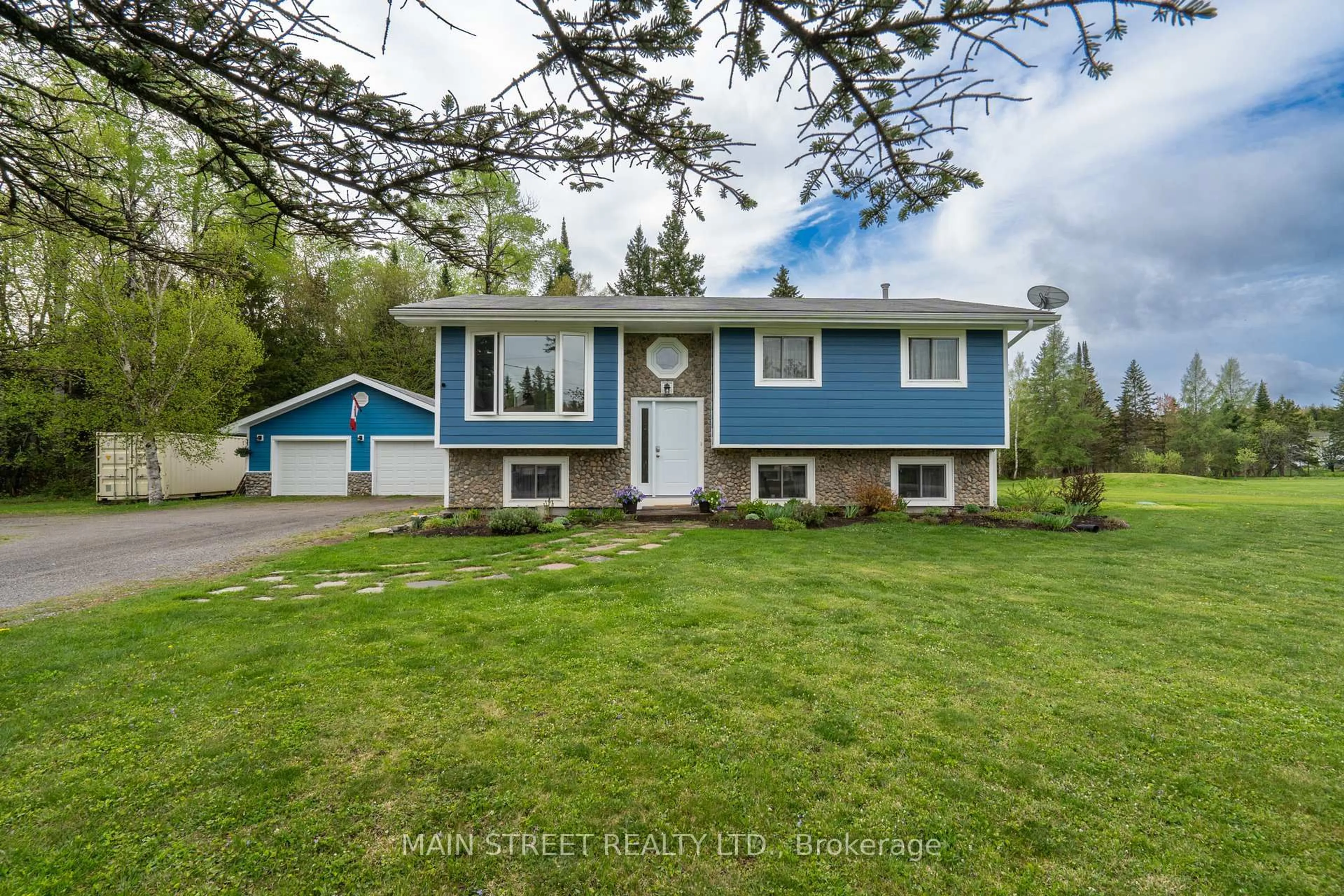 Home with vinyl exterior material, street for 155 Silverdale Dr, Huntsville Ontario P1H 2J2