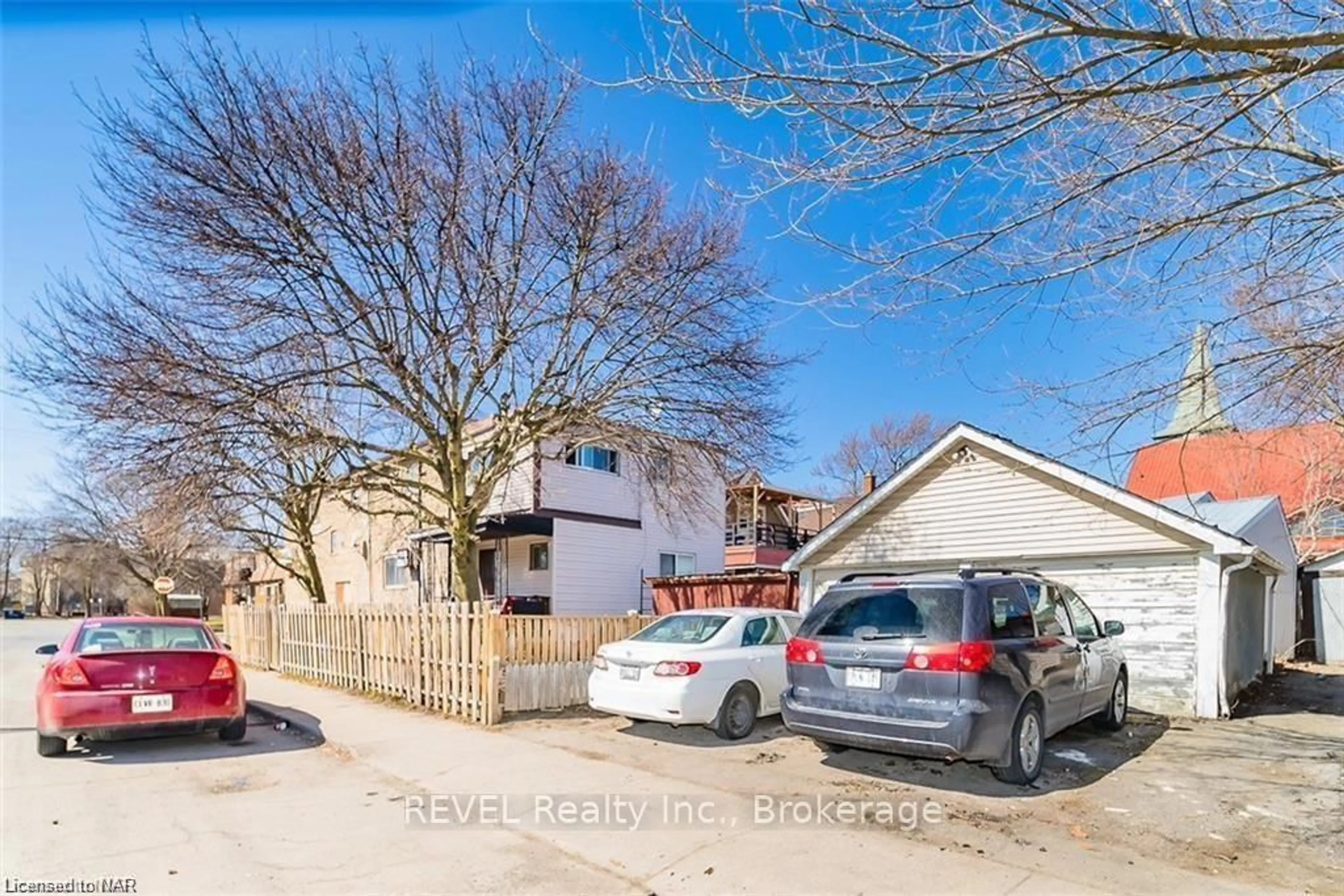 A pic from outside/outdoor area/front of a property/back of a property/a pic from drone, street for 94 Empire St, Welland Ontario L3B 2L4