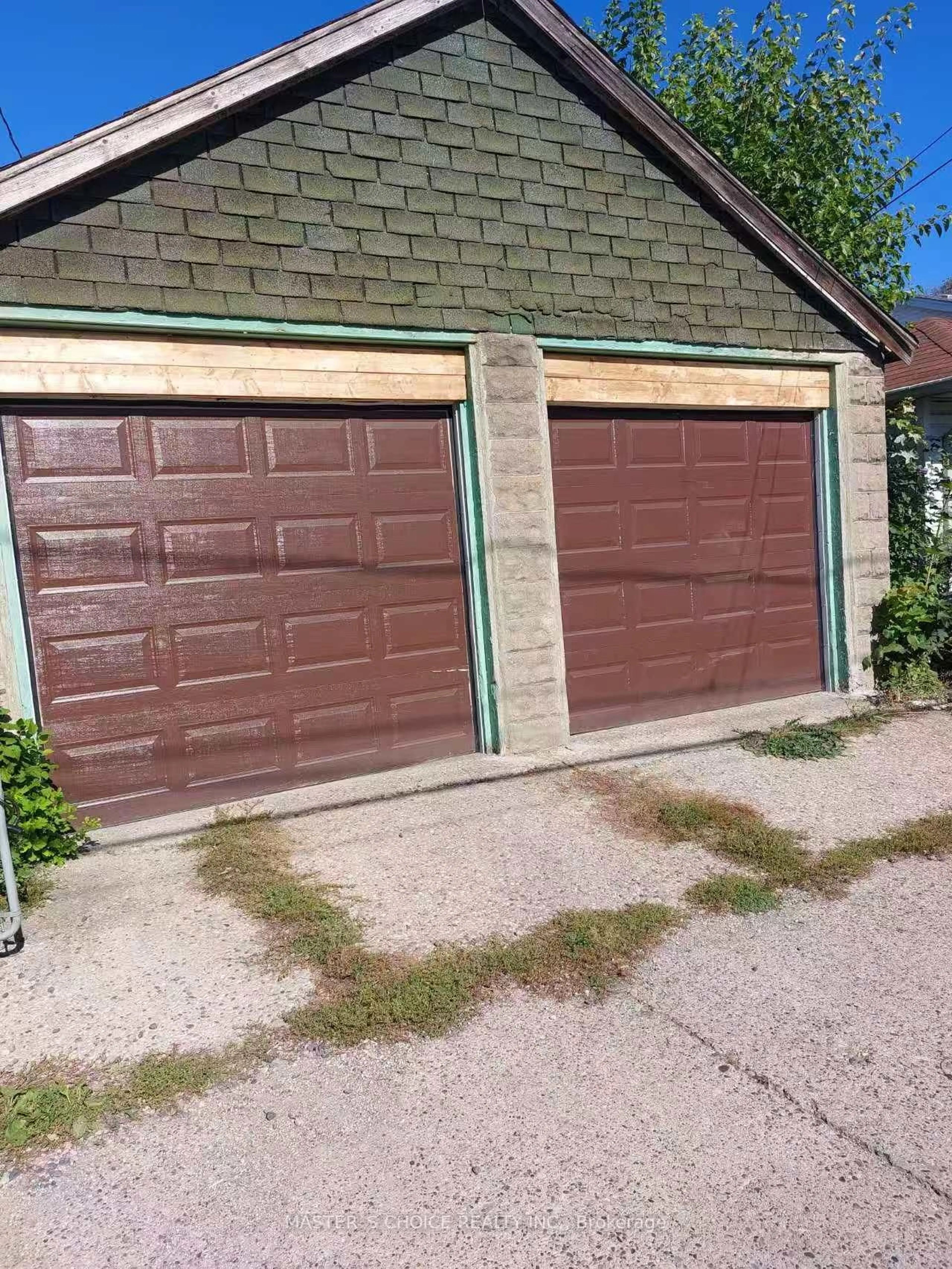 Indoor garage for 719 Rankin Ave, Windsor Ontario N9B 2R8