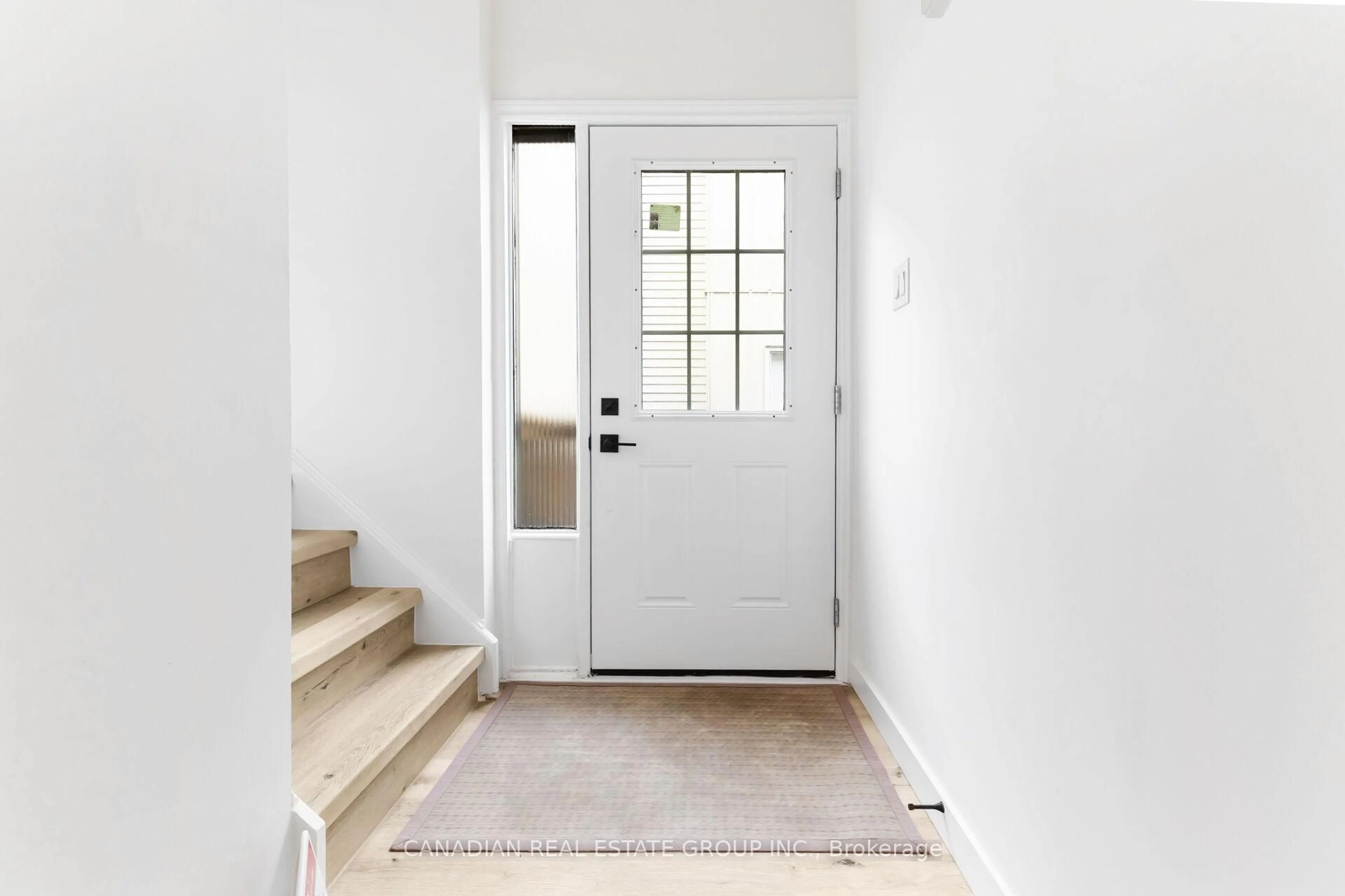 Indoor entryway for 378 Churchill Crt #B, Waterloo Ontario N2L 6B4