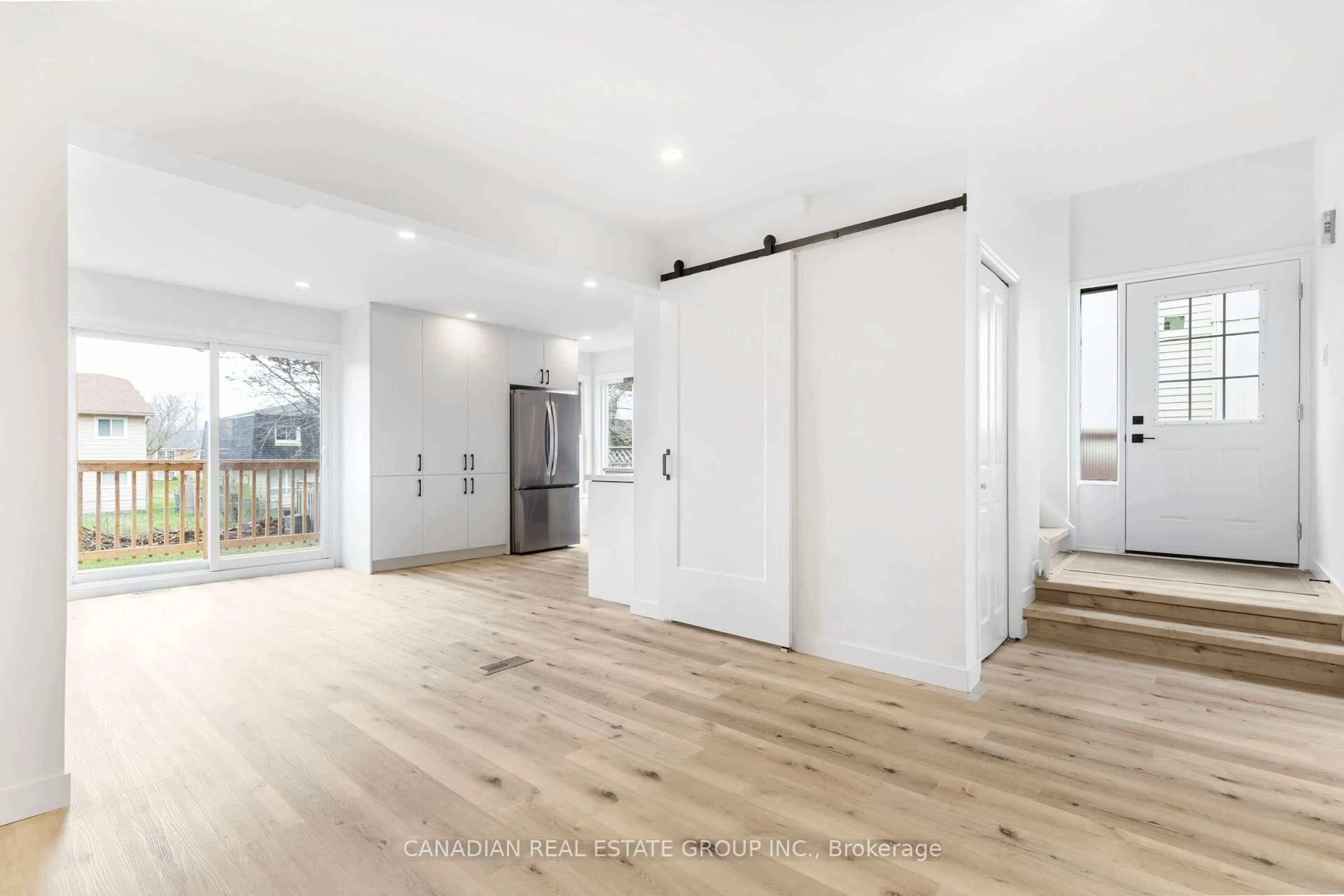 Indoor entryway for 378 Churchill Crt #B, Waterloo Ontario N2L 6B4