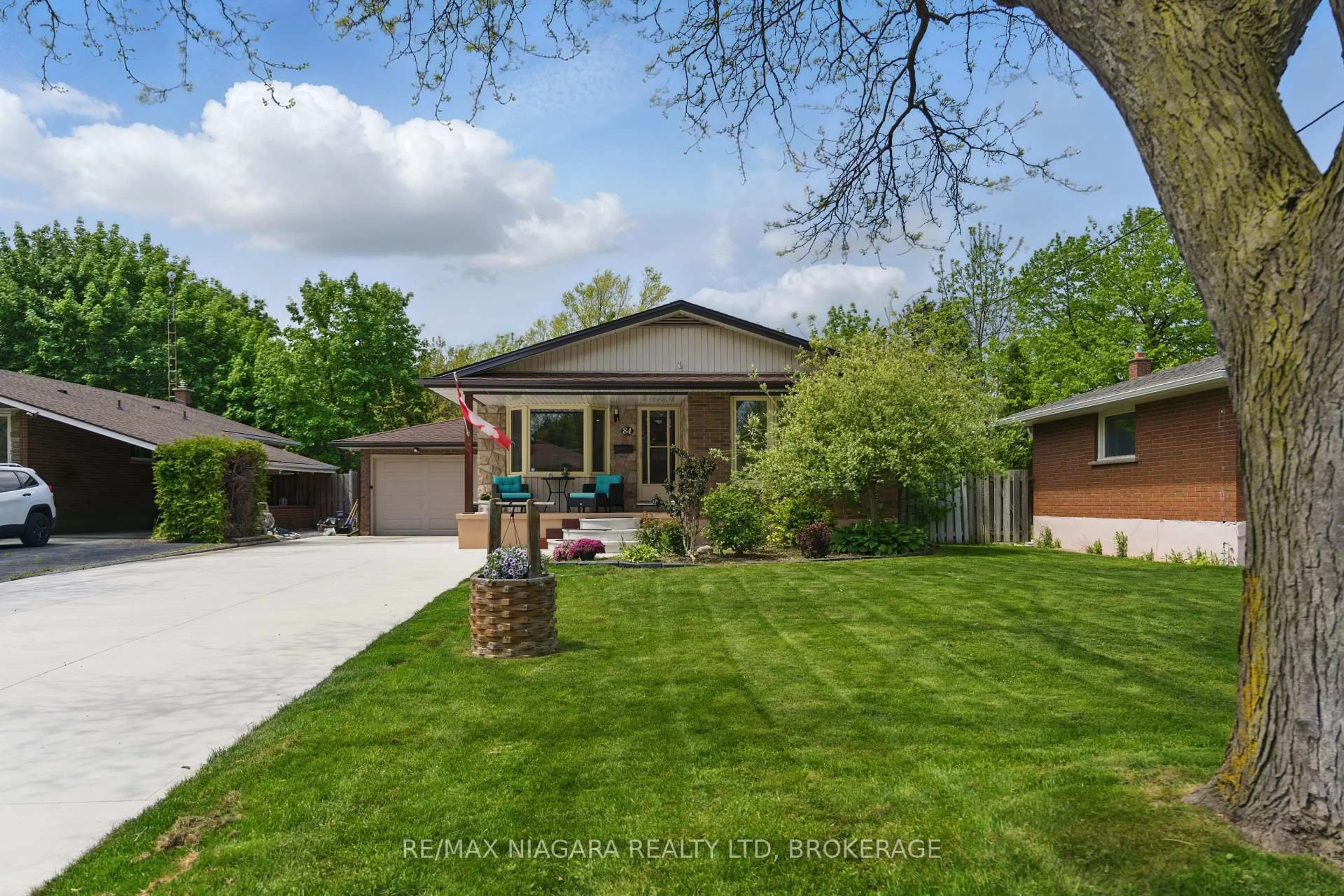 A pic from outside/outdoor area/front of a property/back of a property/a pic from drone, street for 84 REGENT Dr, St. Catharines Ontario L2M 3L7