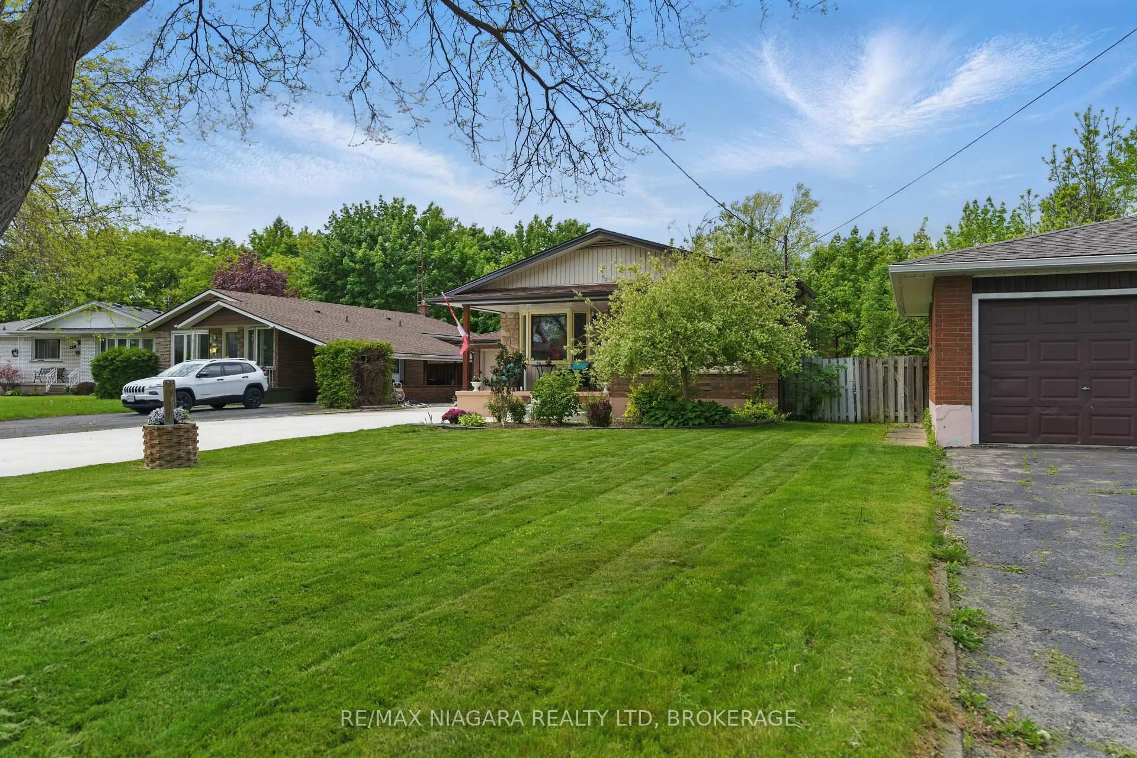 A pic from outside/outdoor area/front of a property/back of a property/a pic from drone, street for 84 REGENT Dr, St. Catharines Ontario L2M 3L7