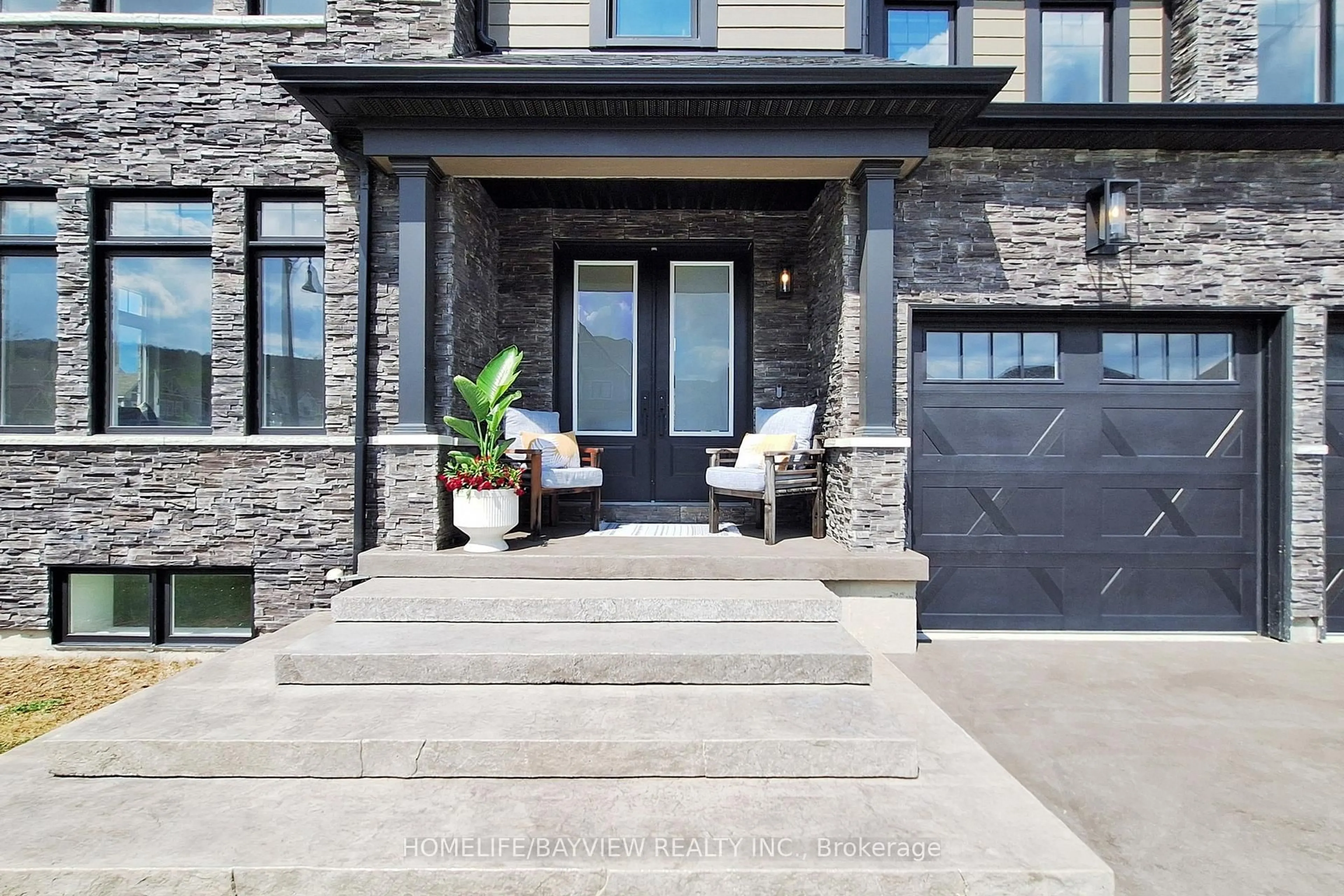 Indoor entryway for 100 Reed Way, Blue Mountains Ontario L9Y 4P5