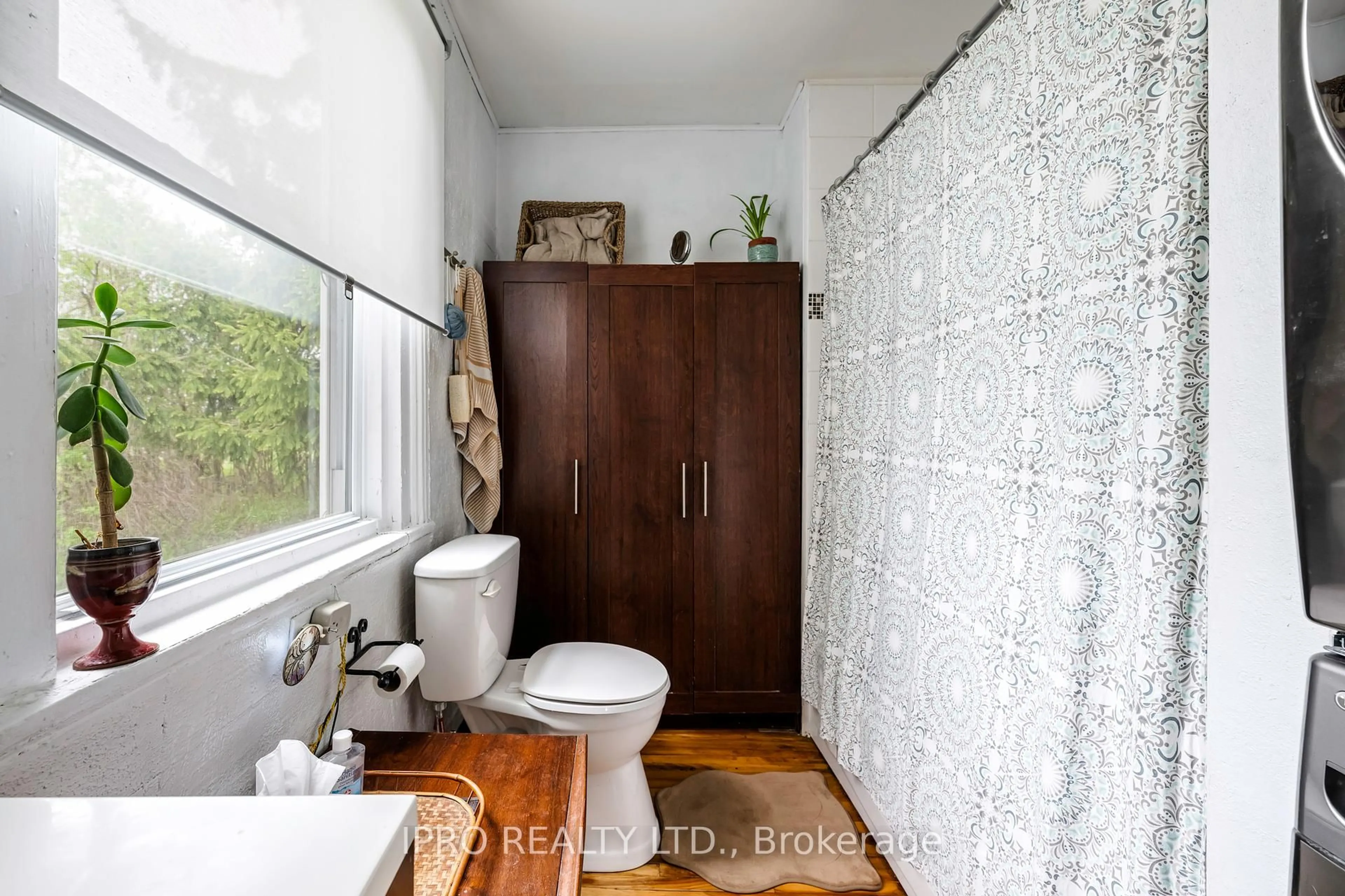 Standard bathroom, ceramic/tile floor for 513506 2nd Line, Amaranth Ontario L9W 0S4