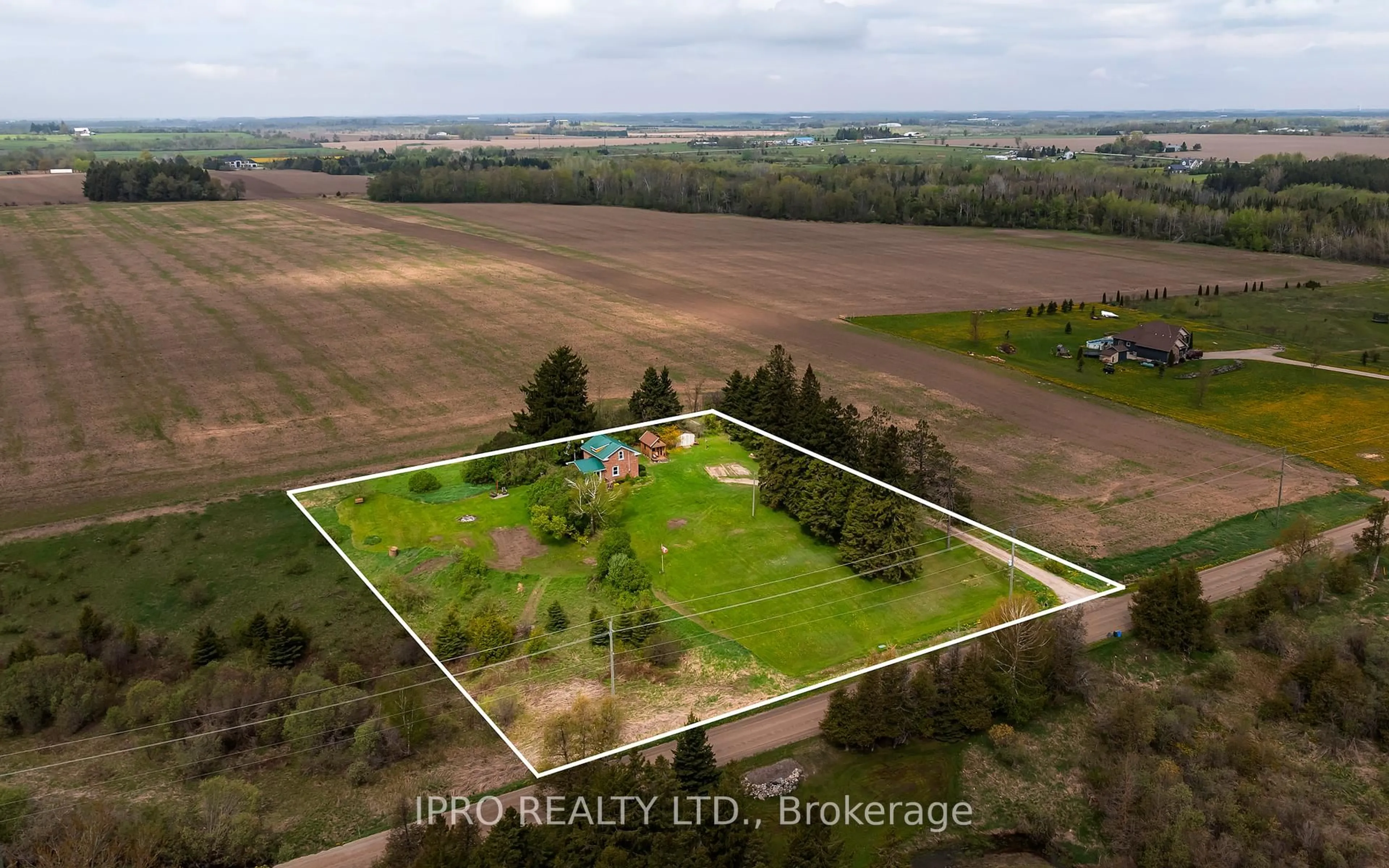 A pic from outside/outdoor area/front of a property/back of a property/a pic from drone, building for 513506 2nd Line, Amaranth Ontario L9W 0S4