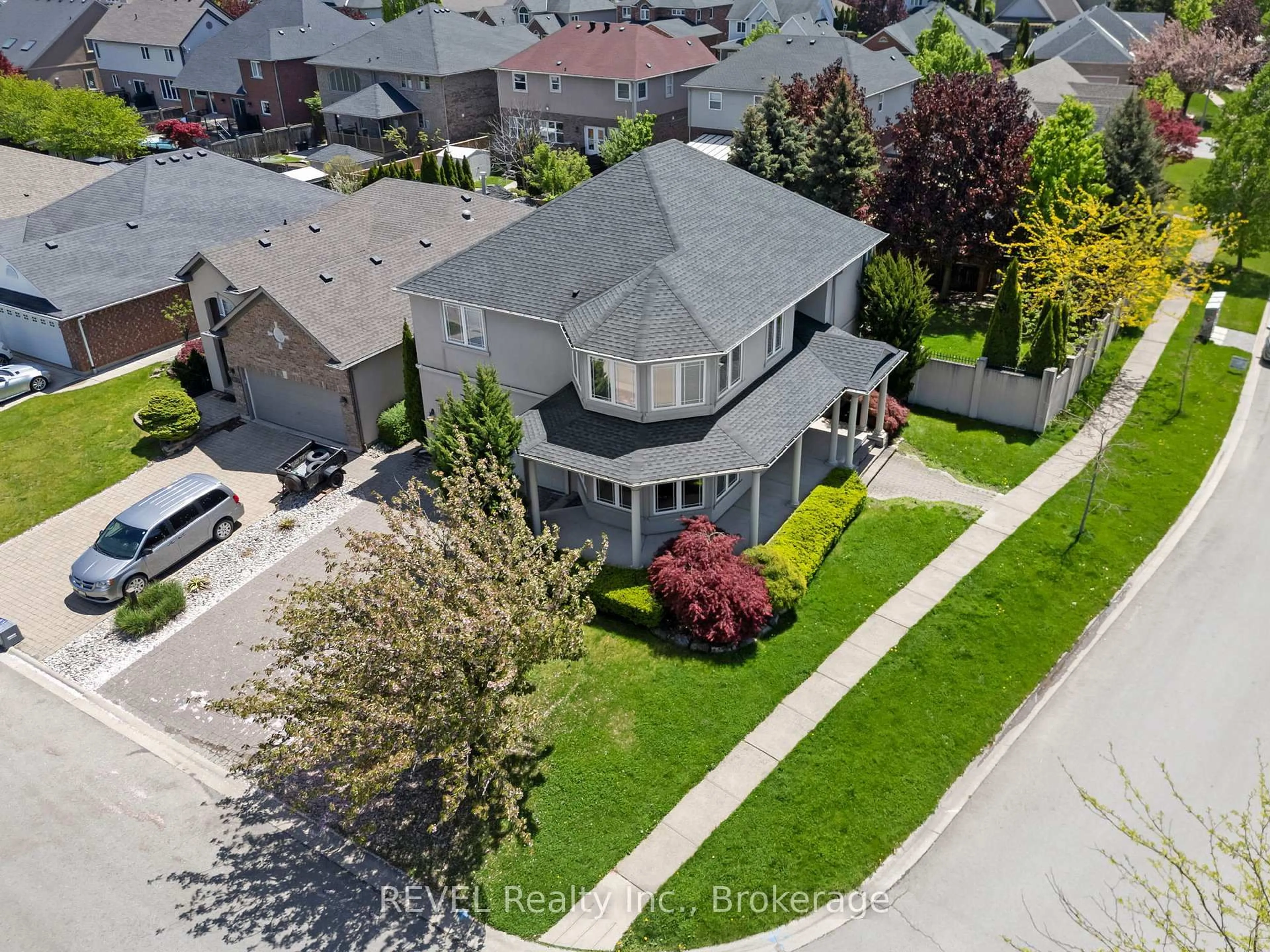 A pic from outside/outdoor area/front of a property/back of a property/a pic from drone, street for 30 MARACAY Way, St. Catharines Ontario L2W 1C4