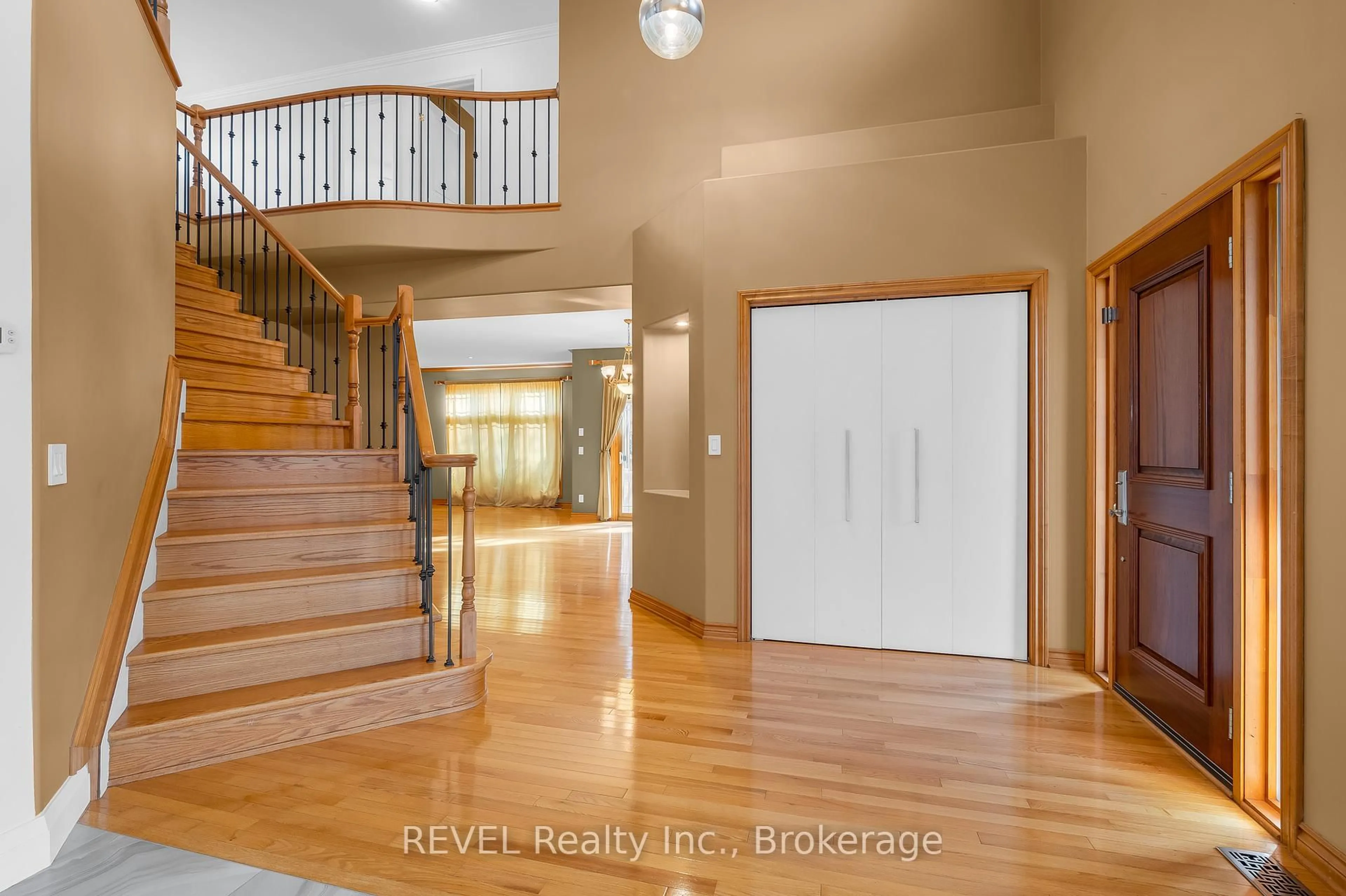 Indoor entryway for 30 MARACAY Way, St. Catharines Ontario L2W 1C4