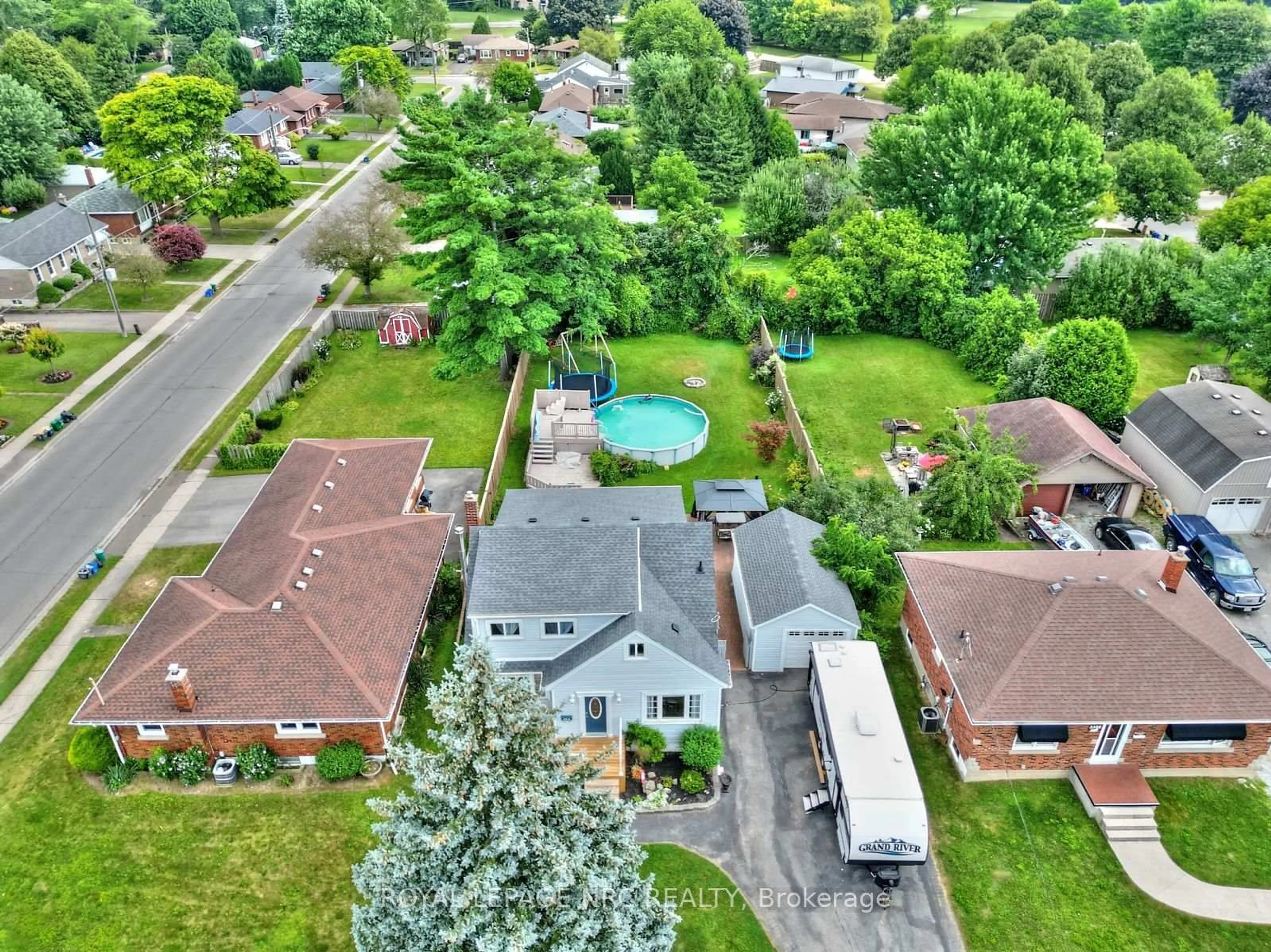 A pic from outside/outdoor area/front of a property/back of a property/a pic from drone, street for 3318 Sinnicks Ave, Niagara Falls Ontario L2J 2G3