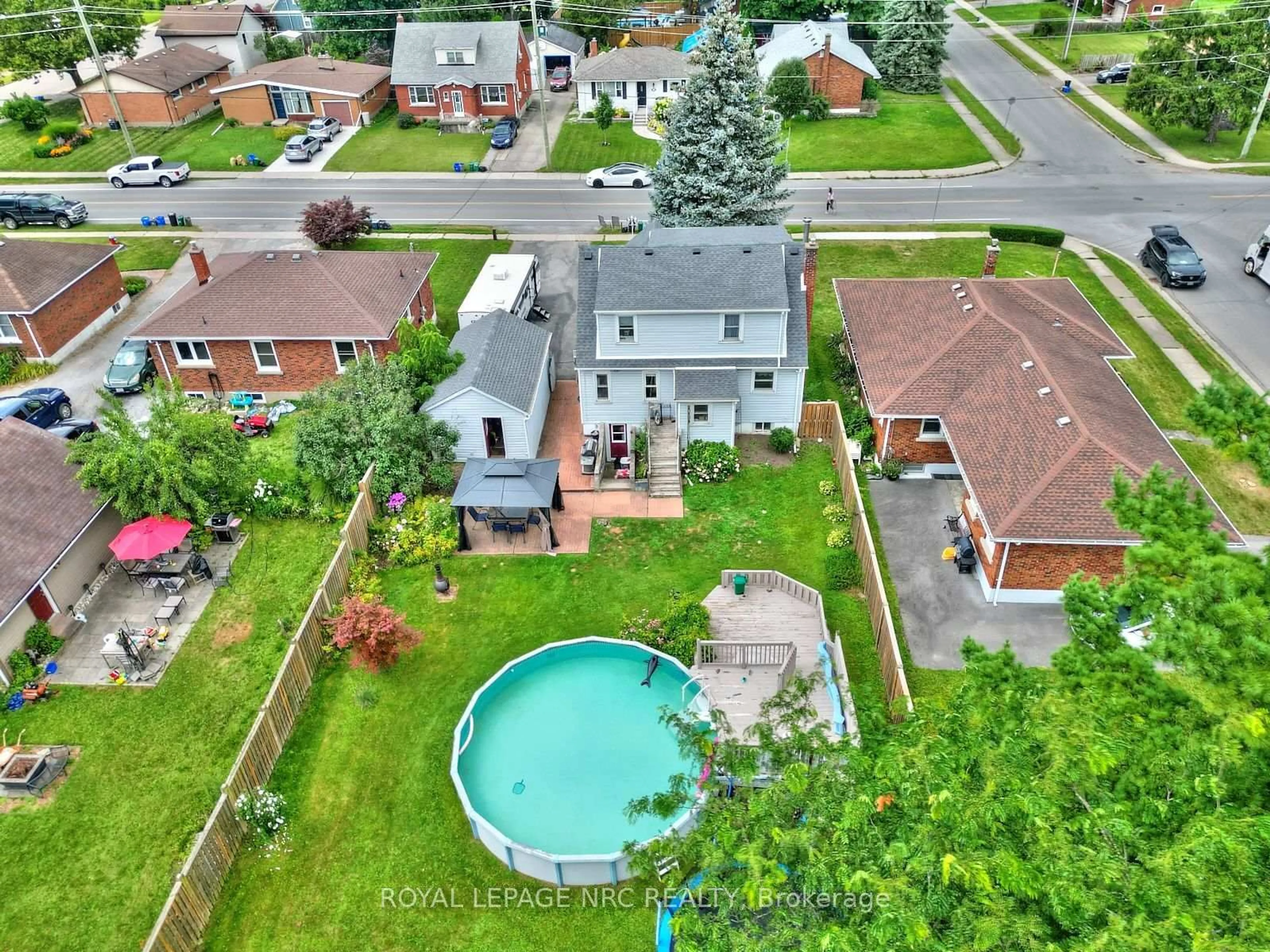 A pic from outside/outdoor area/front of a property/back of a property/a pic from drone, unknown for 3318 Sinnicks Ave, Niagara Falls Ontario L2J 2G3