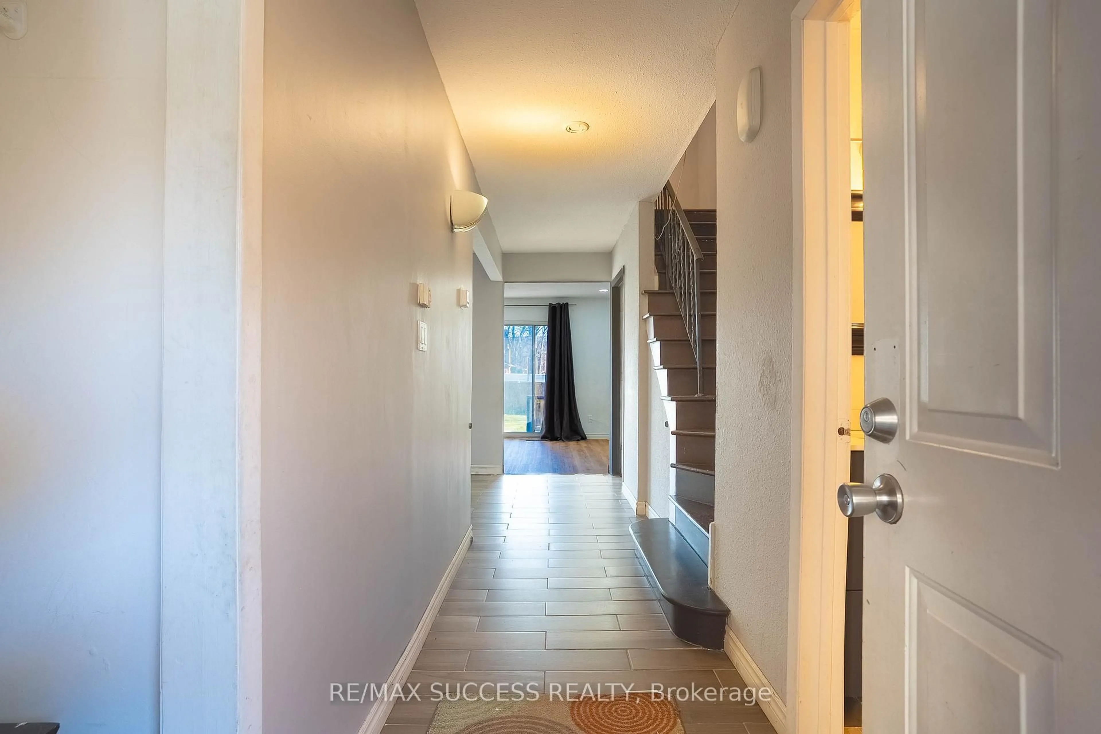 Indoor entryway for 4230 Meadowvale Dr #4, Niagara Falls Ontario L2E 5W7