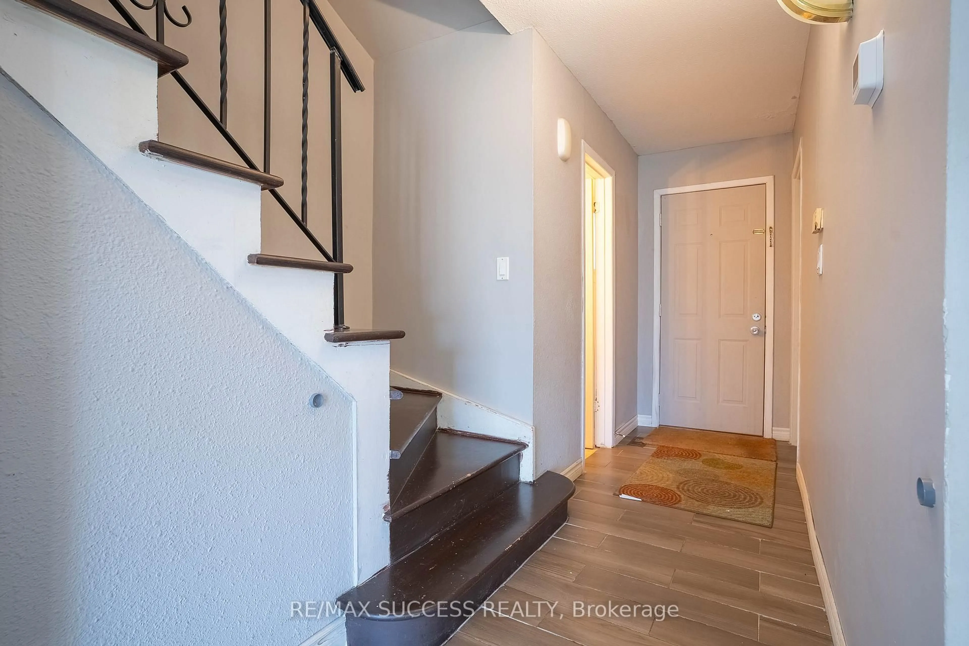 Indoor entryway for 4230 Meadowvale Dr #4, Niagara Falls Ontario L2E 5W7