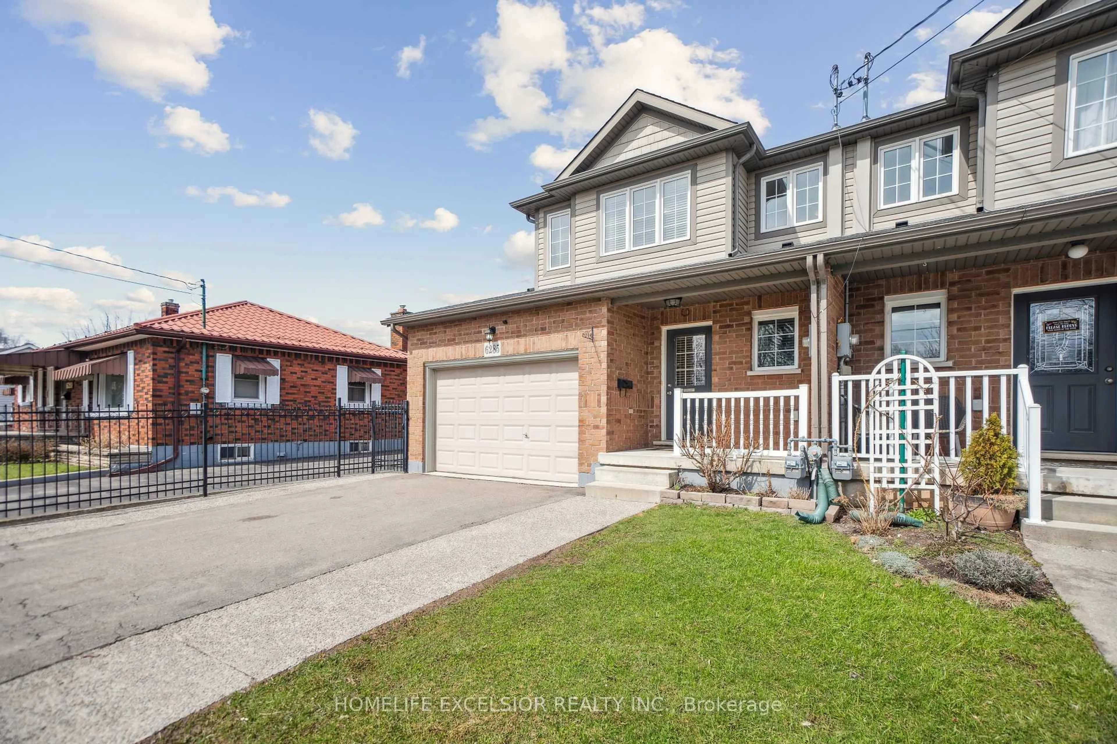 Home with brick exterior material, street for 6285 Murray St, Niagara Falls Ontario L2G 2K1