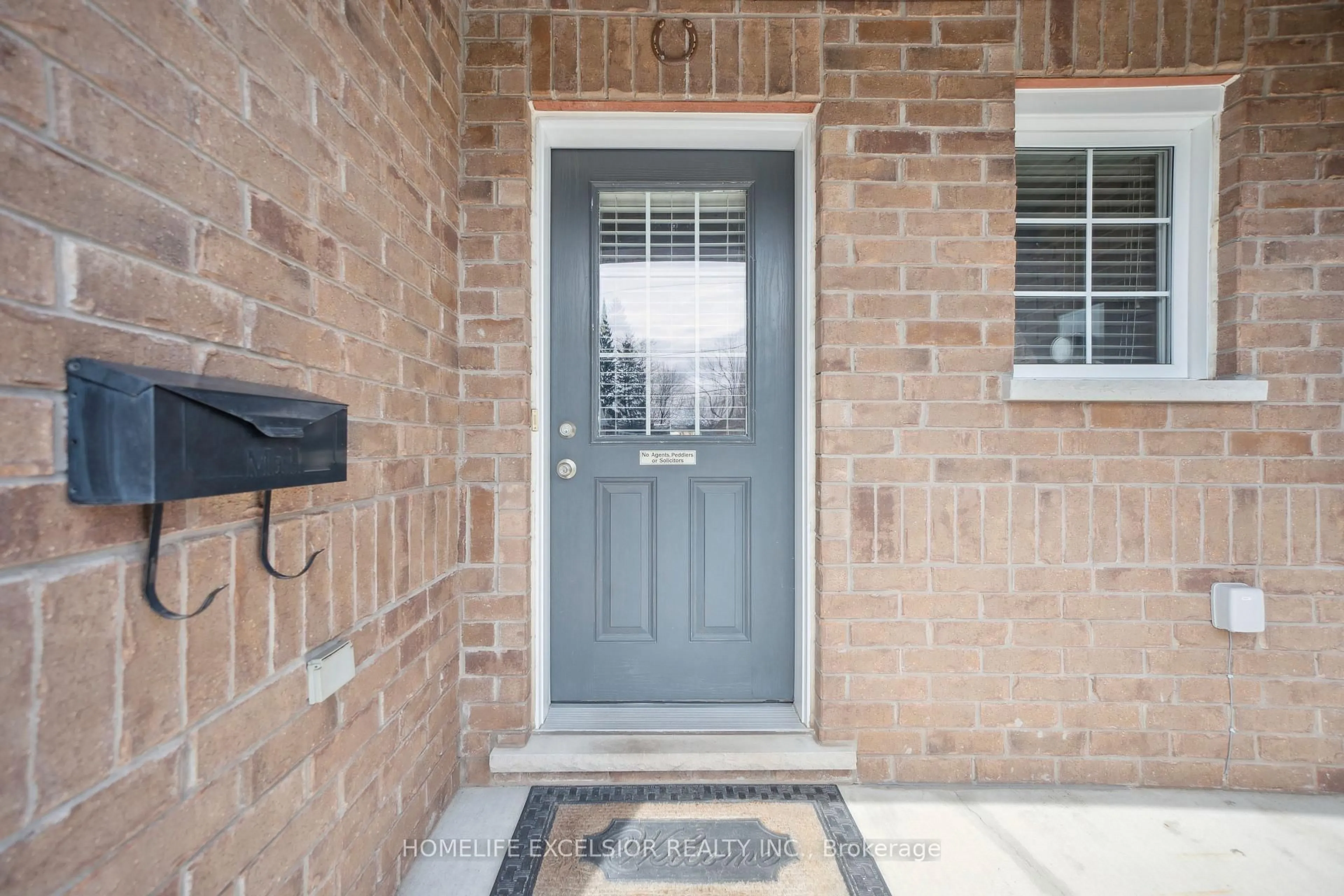 Indoor entryway for 6285 Murray St, Niagara Falls Ontario L2G 2K1