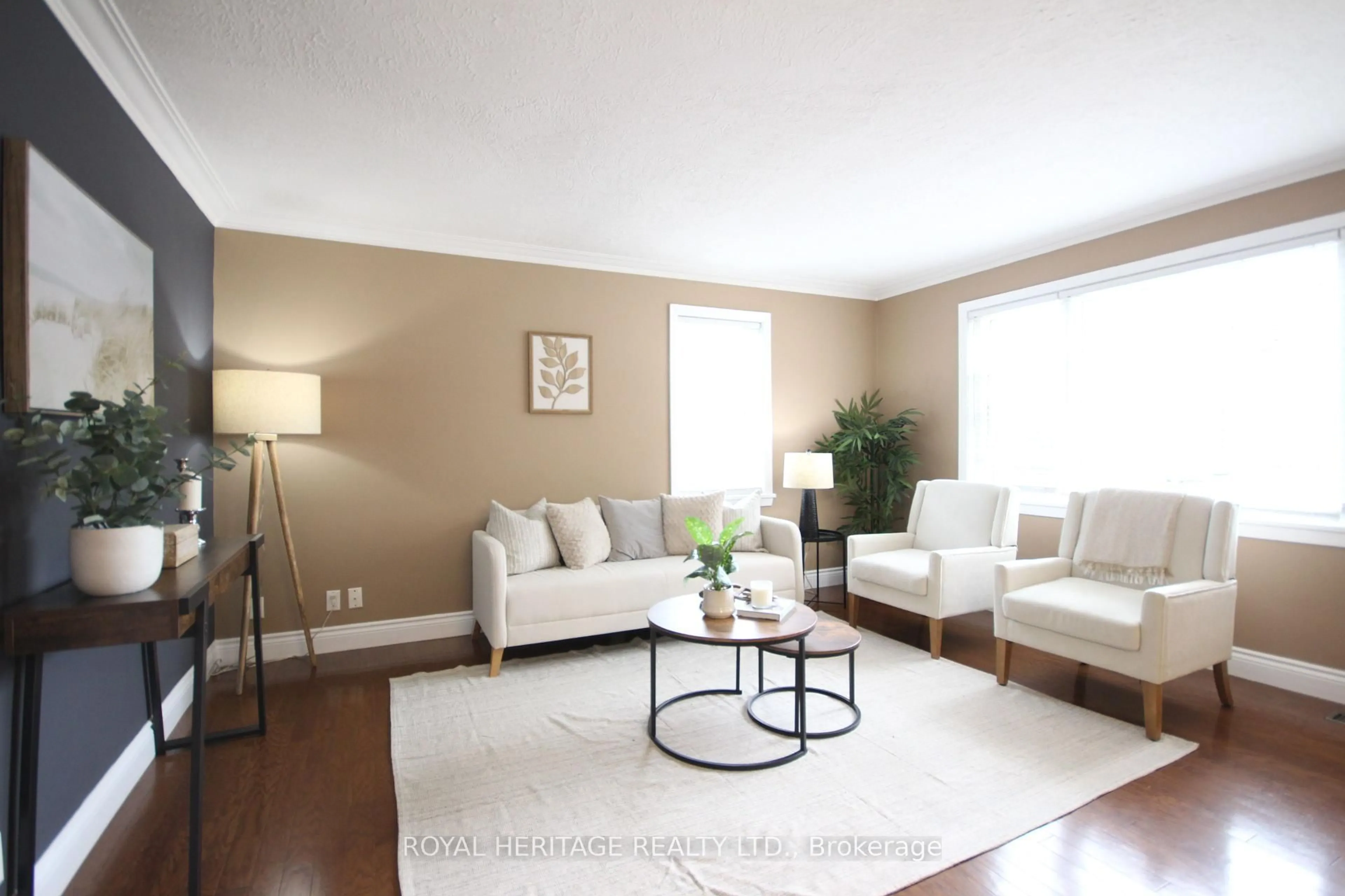 Living room with furniture, wood/laminate floor for 30 Melbourne St, Kawartha Lakes Ontario K9V 2S8