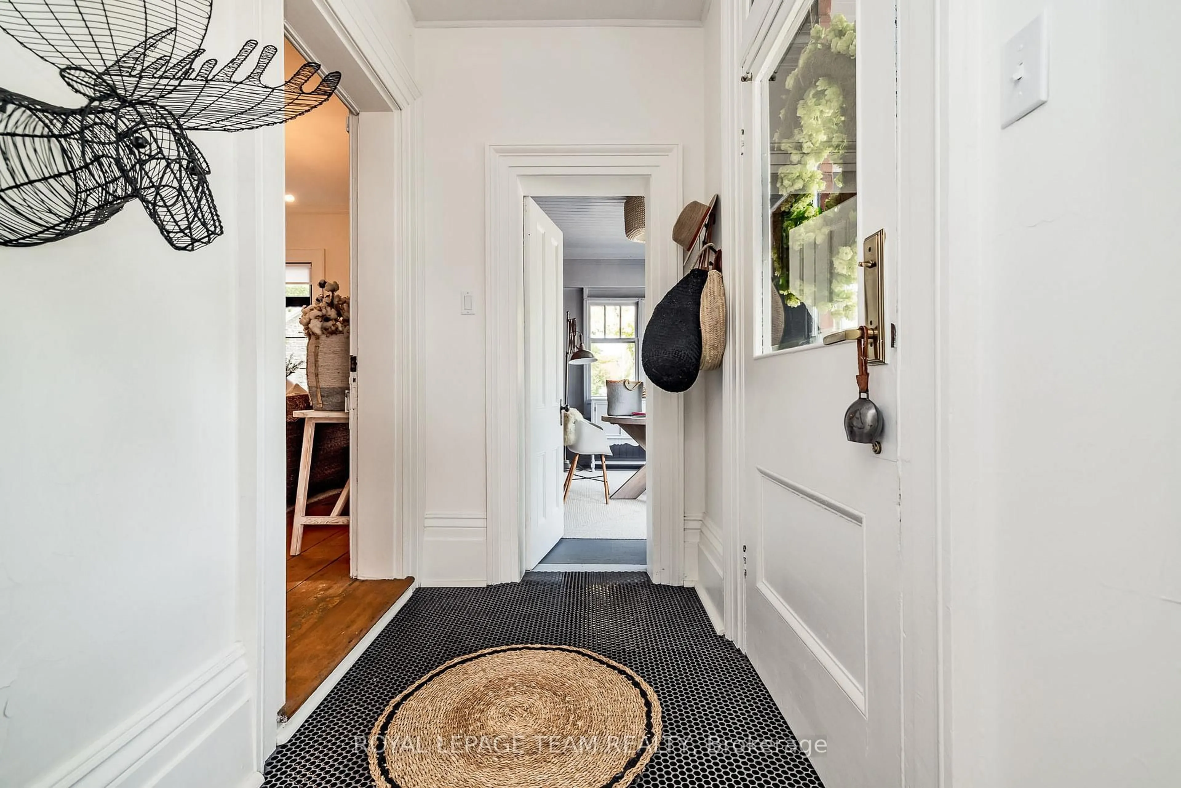 Indoor entryway for 112 Brock Street East St, Merrickville-Wolford Ontario K0G 1N0