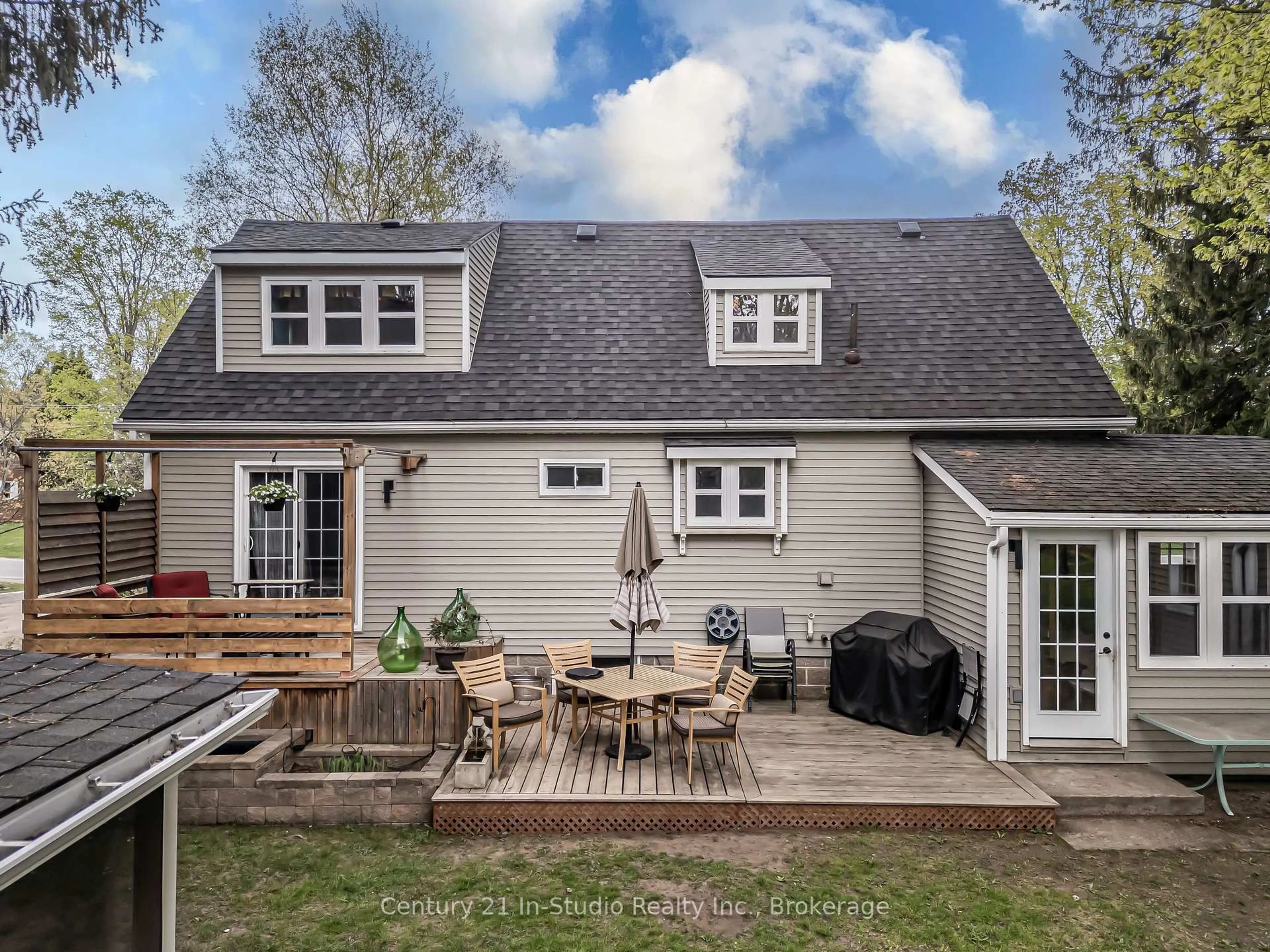 Home with vinyl exterior material, street for 382 2nd Ave, Georgian Bluffs Ontario N4K 5T1