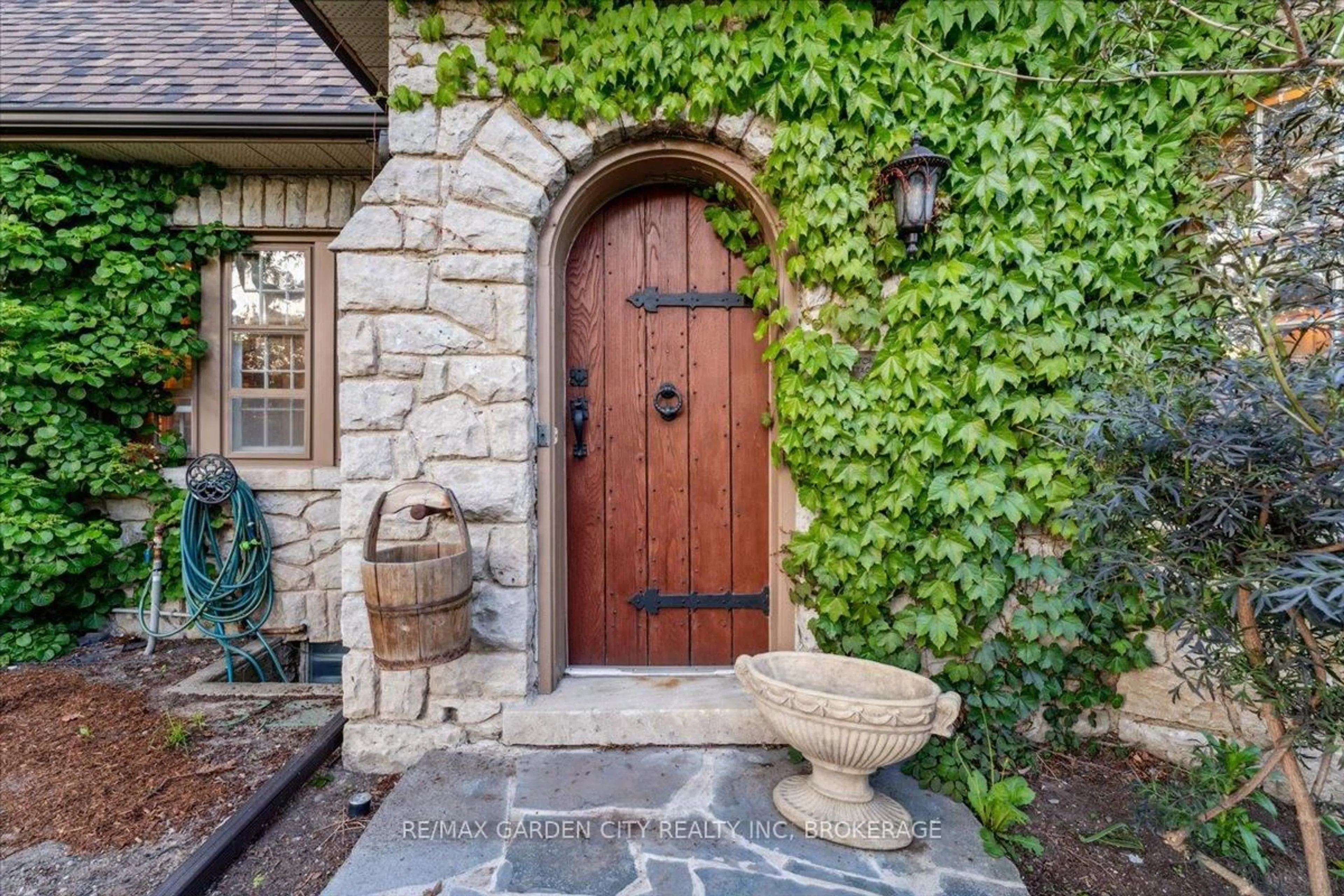Indoor entryway for 1 Glenridge Ave, St. Catharines Ontario L2R 4W5