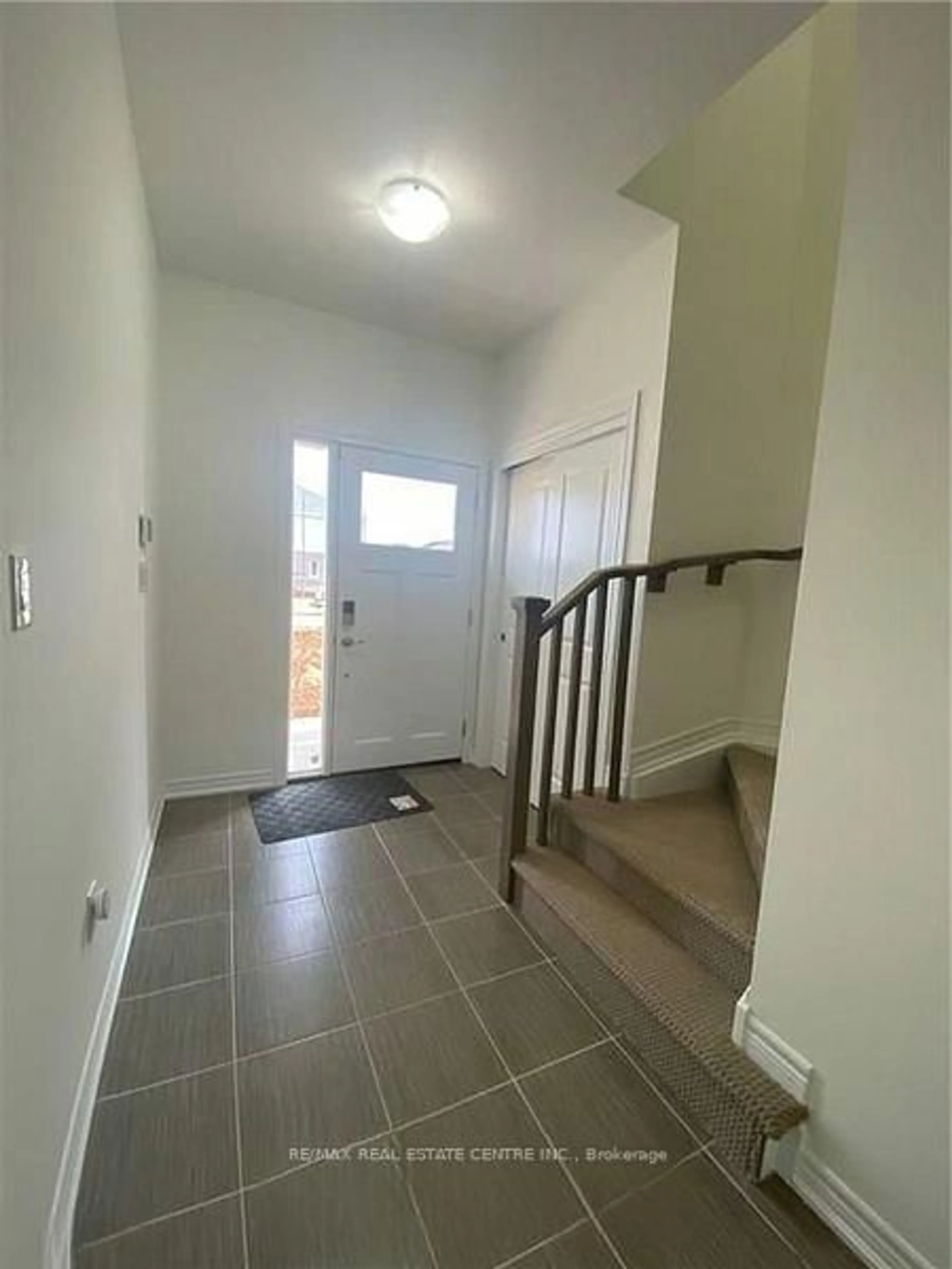 Indoor entryway for 180 Sunflower Pl, Welland Ontario L3C 0H9