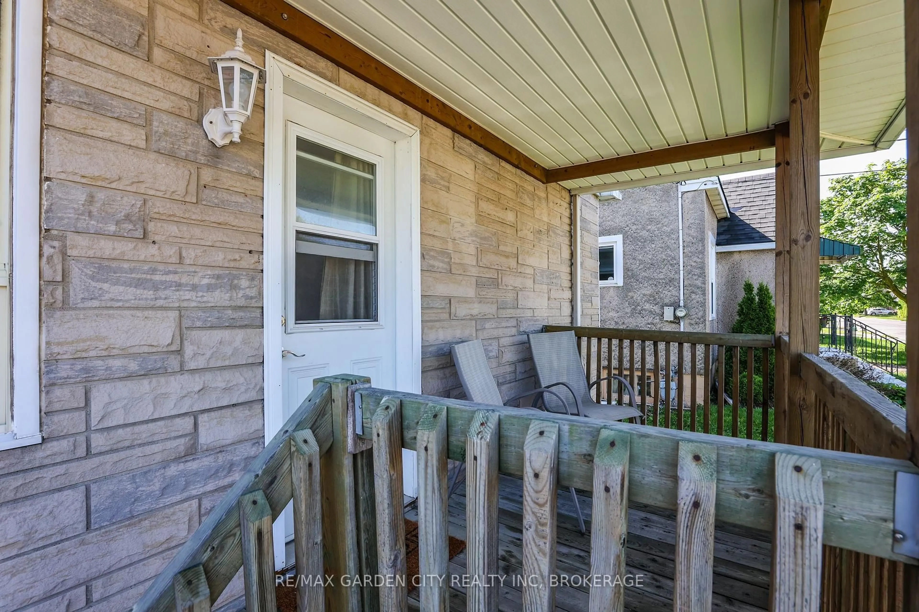 Patio, street for 144 McAlpine Ave, Welland Ontario L3B 1T6