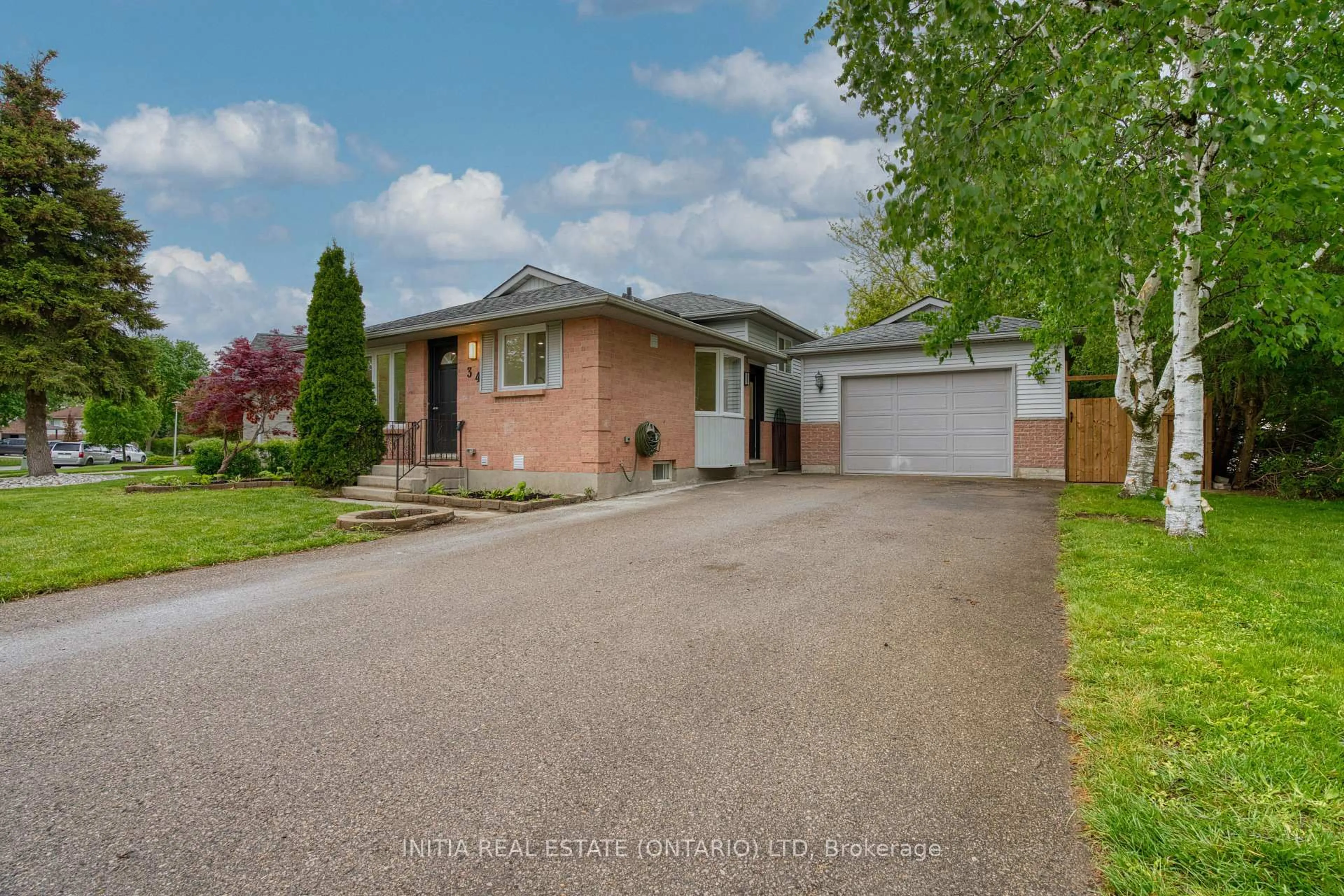 A pic from outside/outdoor area/front of a property/back of a property/a pic from drone, street for 34 Ripley Rd, London East Ontario N5V 3V1