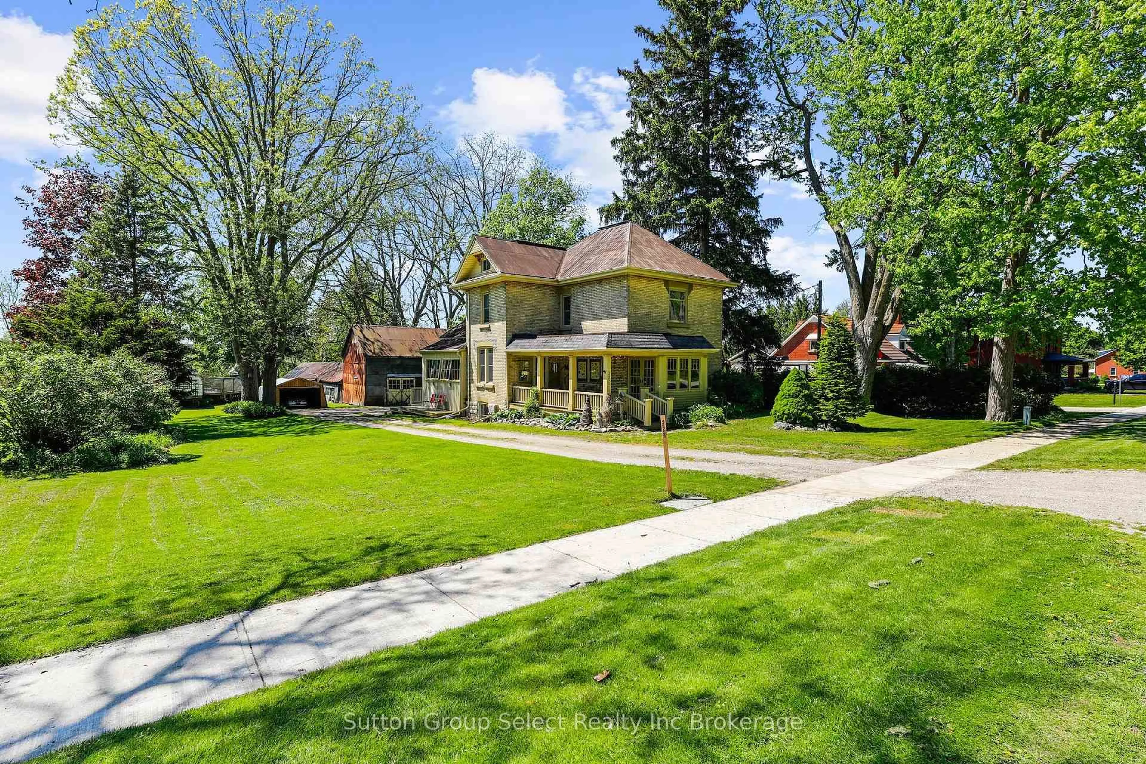 Patio, street for 2877 Putnam Rd, Thames Centre Ontario N0L 2B0