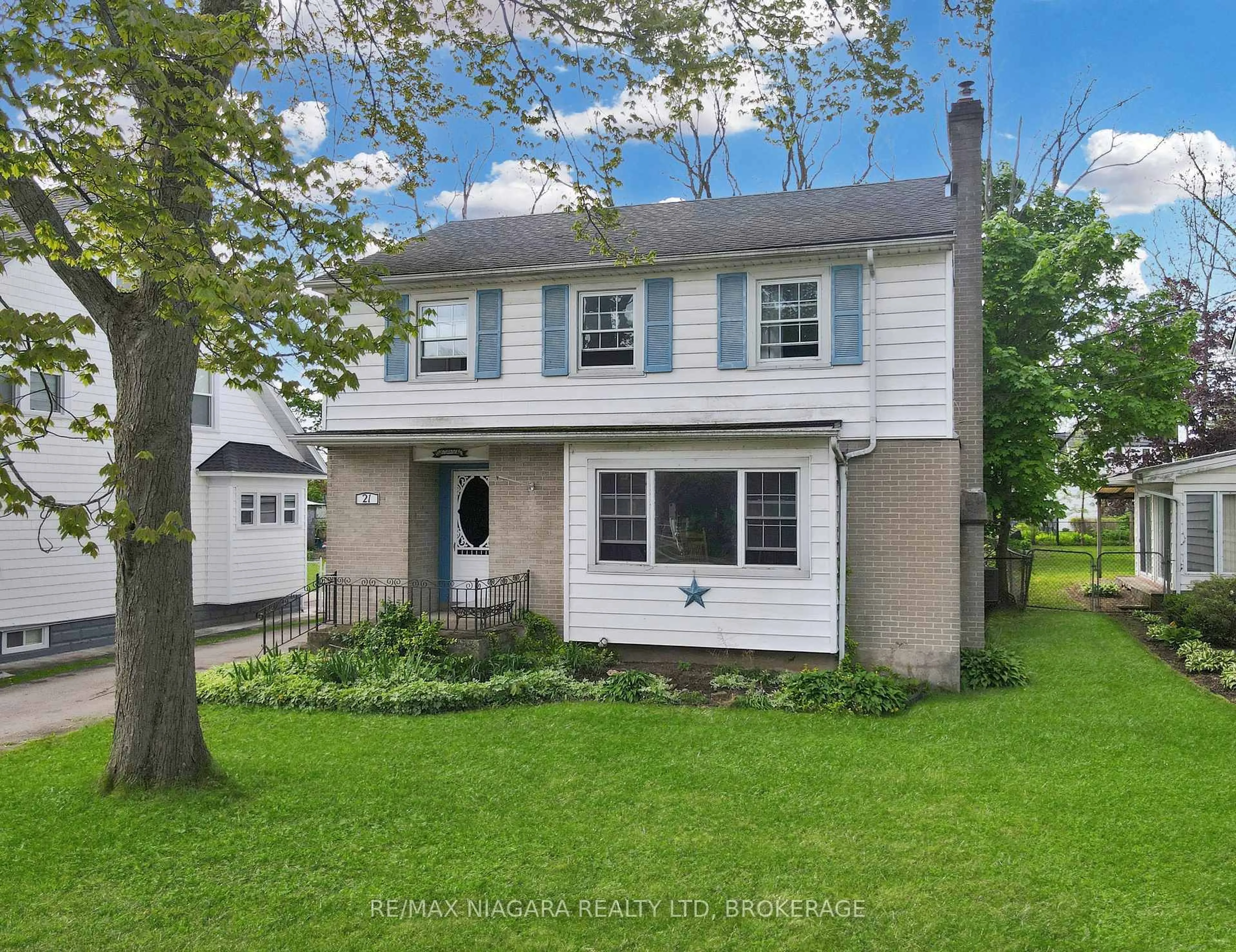 Home with vinyl exterior material, street for 21 Highland Ave, Fort Erie Ontario L2A 2X6