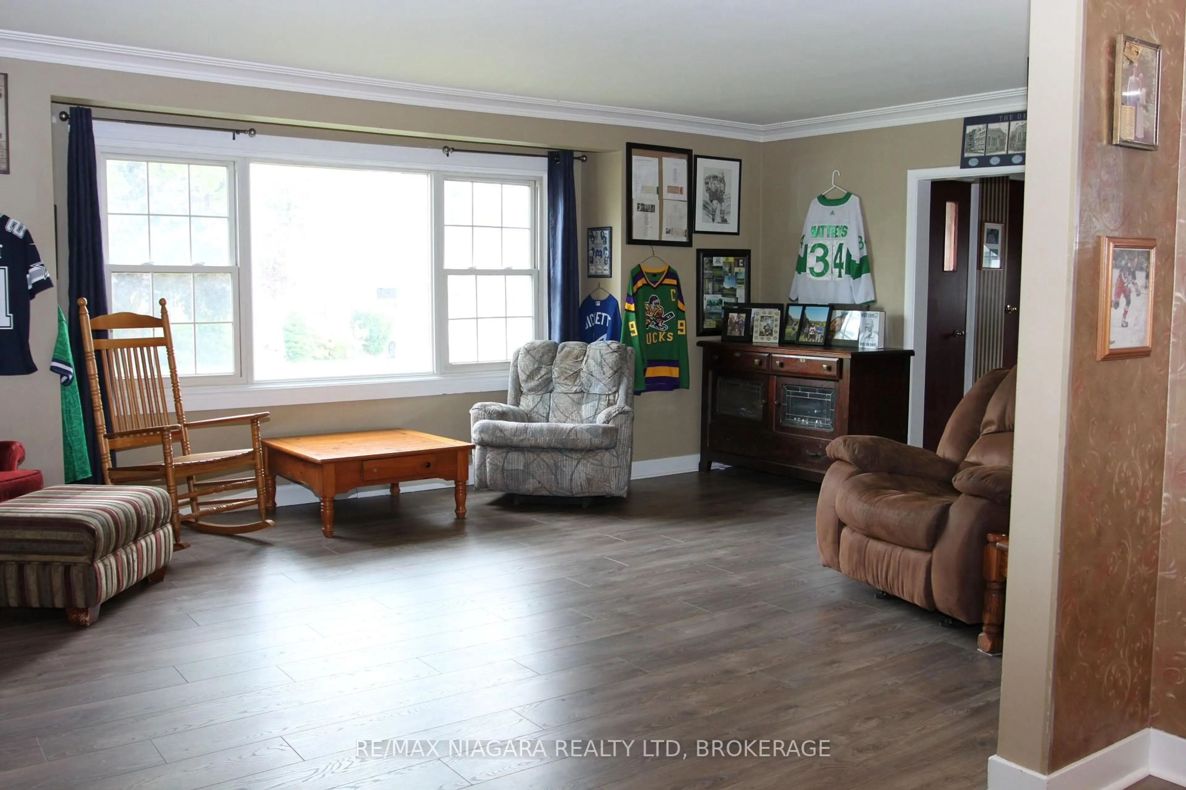 Living room with furniture, wood/laminate floor for 21 Highland Ave, Fort Erie Ontario L2A 2X6