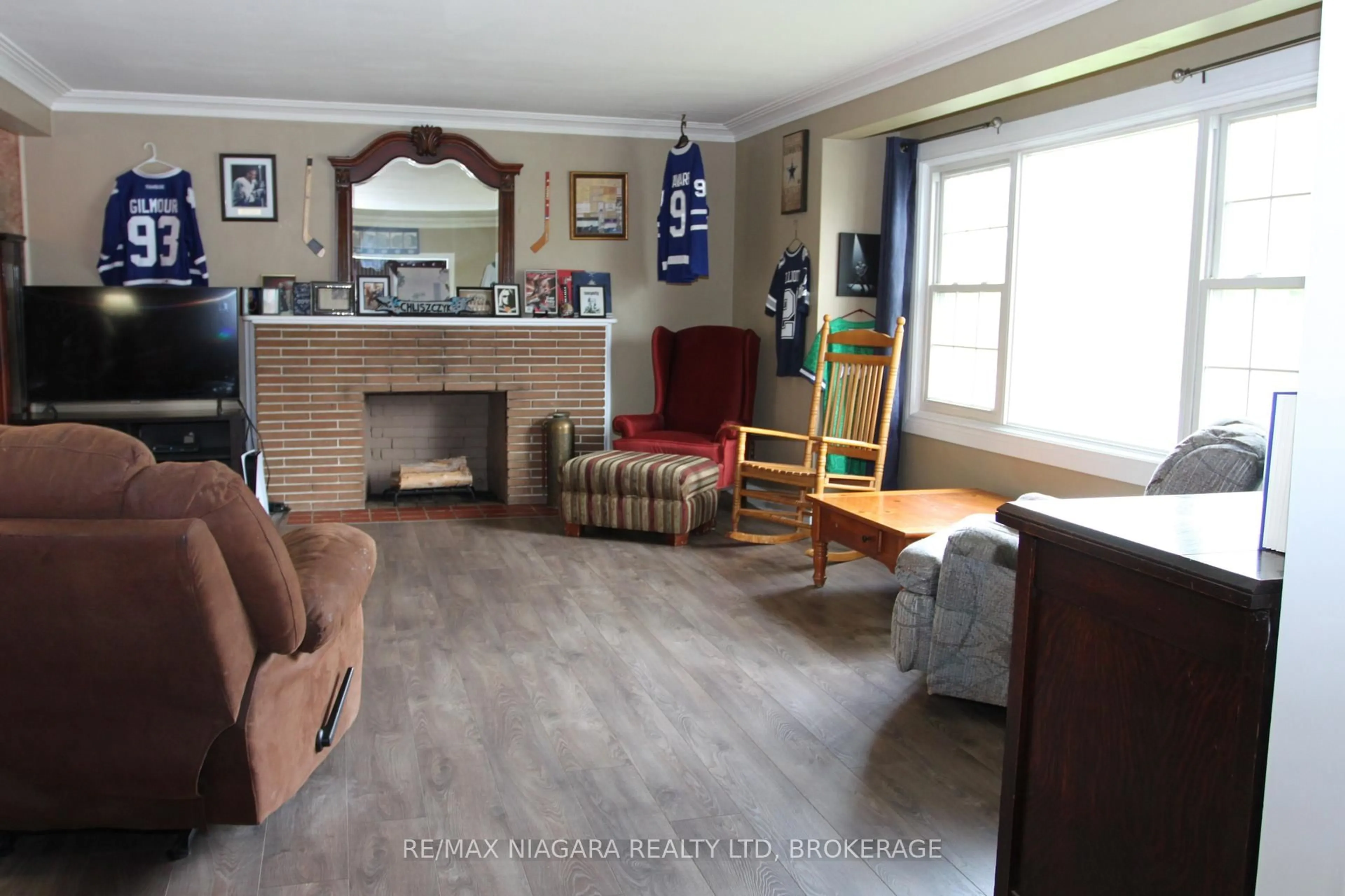 Living room with furniture, wood/laminate floor for 21 Highland Ave, Fort Erie Ontario L2A 2X6