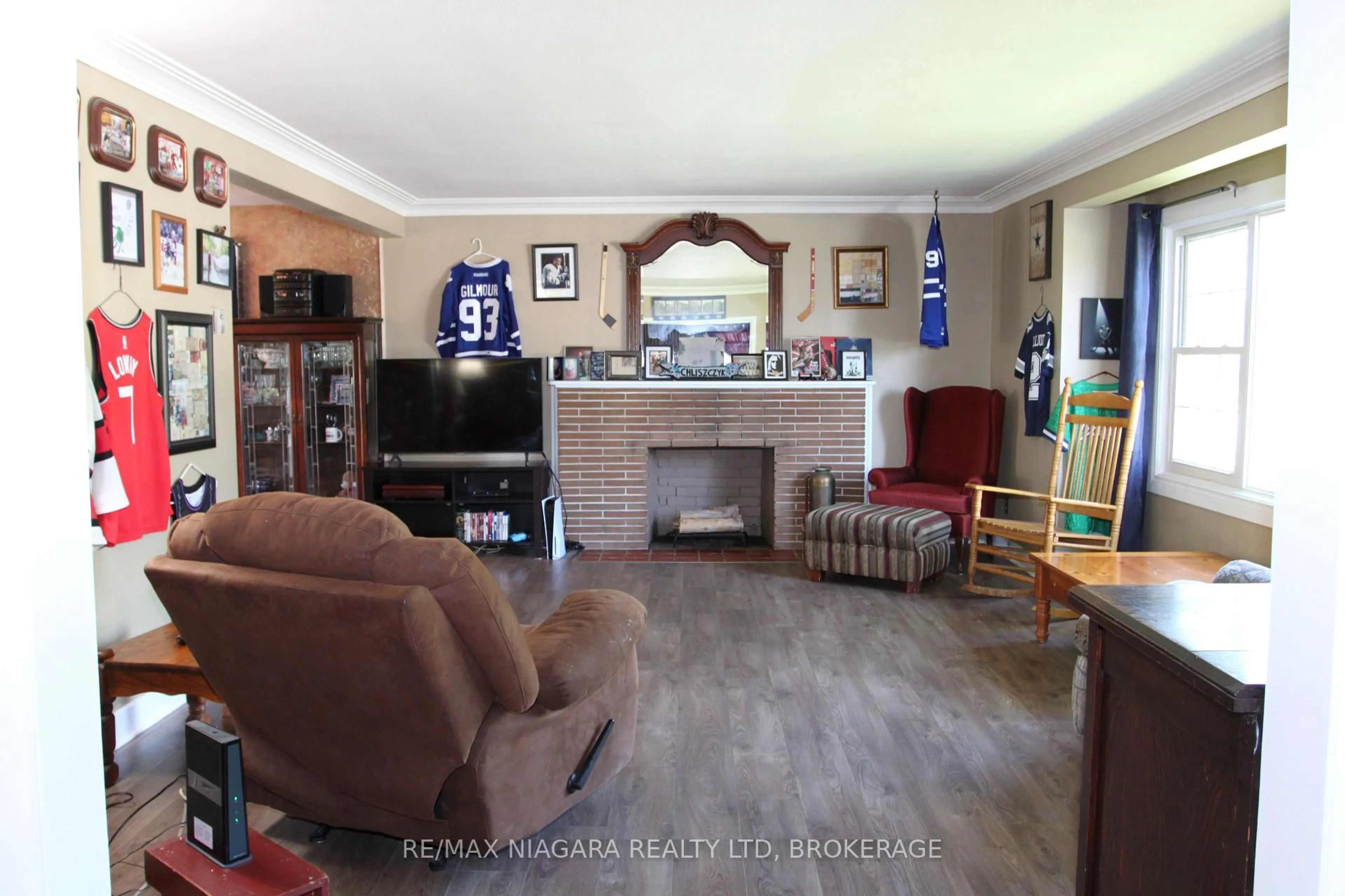 Living room with furniture, unknown for 21 Highland Ave, Fort Erie Ontario L2A 2X6
