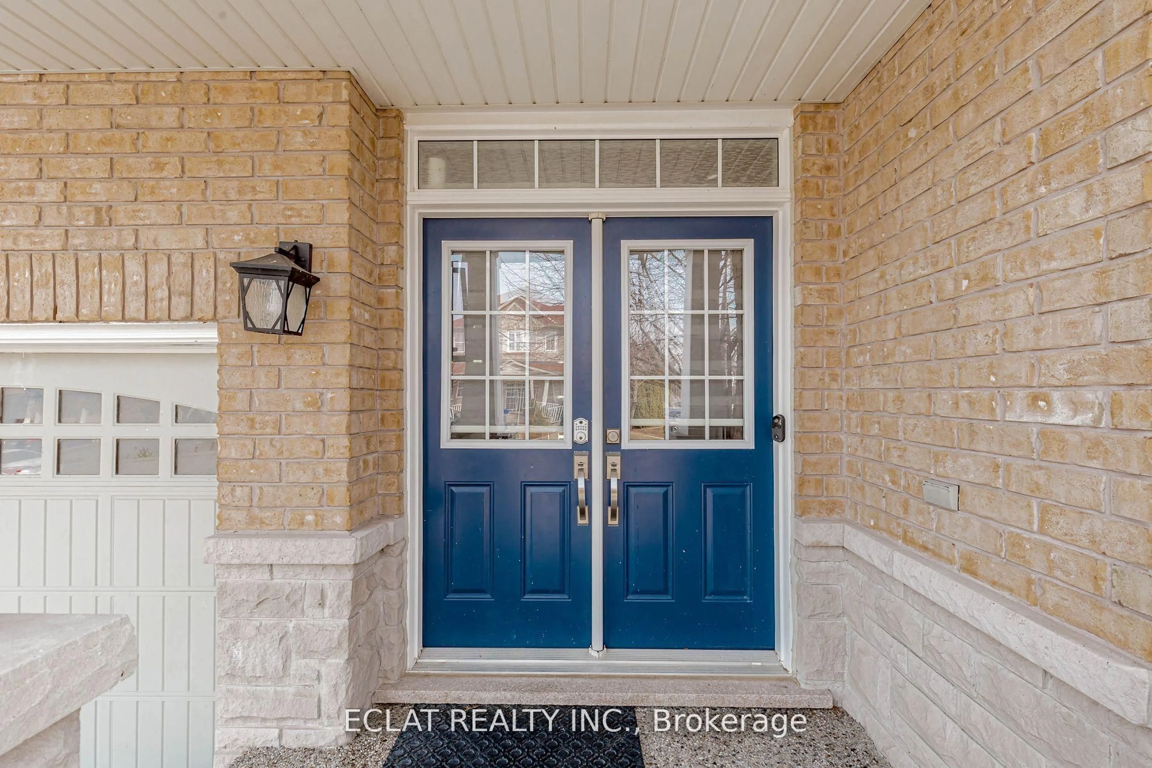 Indoor entryway for 32 Nanaimo Cres, Hamilton Ontario L8E 0C9