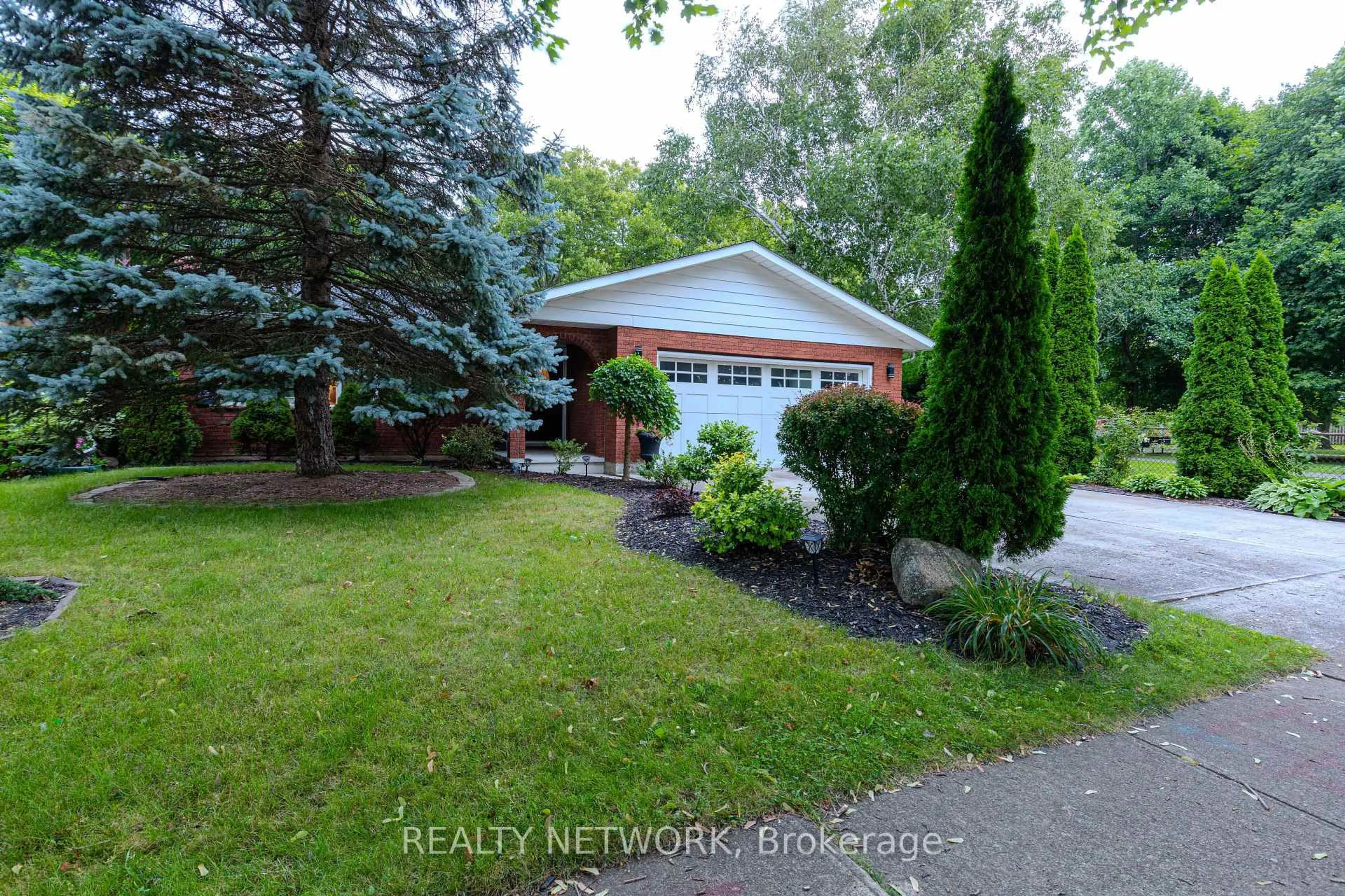 A pic from outside/outdoor area/front of a property/back of a property/a pic from drone, street for 6539 Jupiter Blvd, Niagara Falls Ontario L2J 3Y4