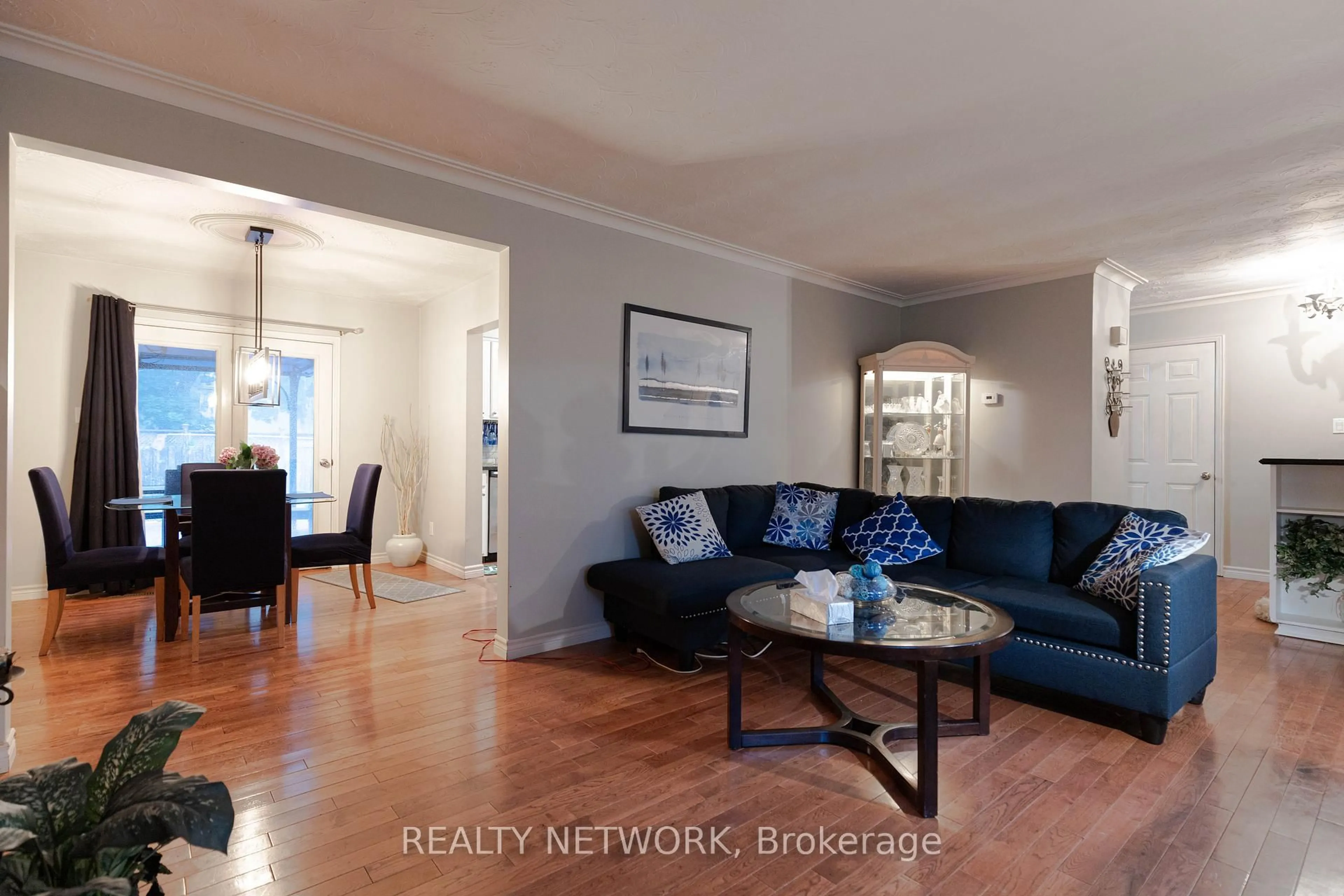 Living room with furniture, unknown for 6539 Jupiter Blvd, Niagara Falls Ontario L2J 3Y4