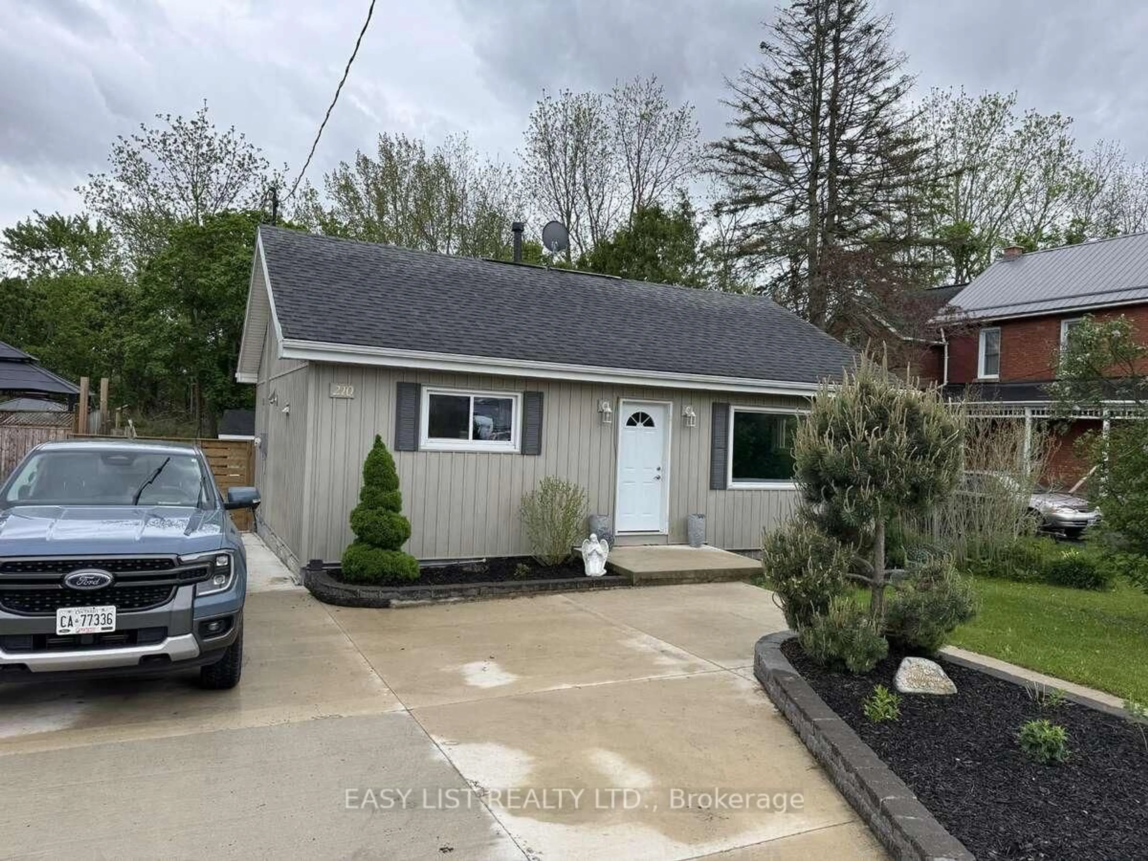 Home with vinyl exterior material, street for 210 Shackleton St, Dutton/Dunwich Ontario N0L 1J0