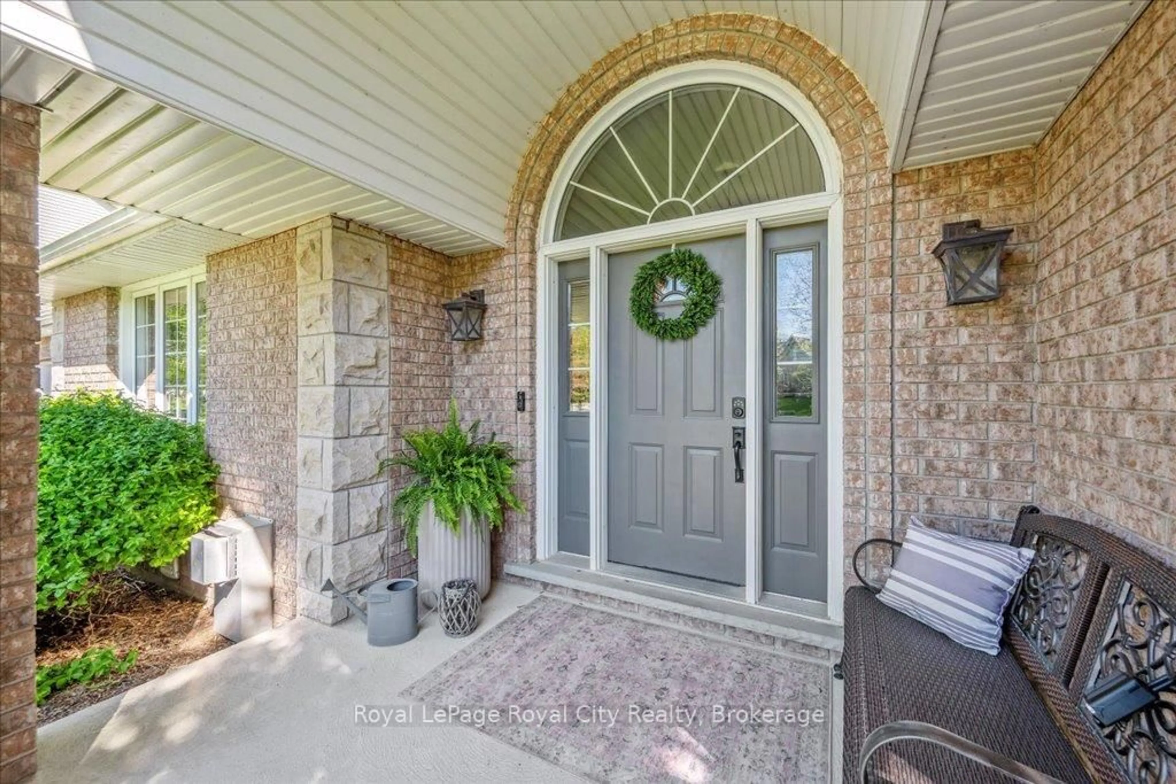 Indoor entryway for 790 Dianne Cres, Centre Wellington Ontario N1M 3N5