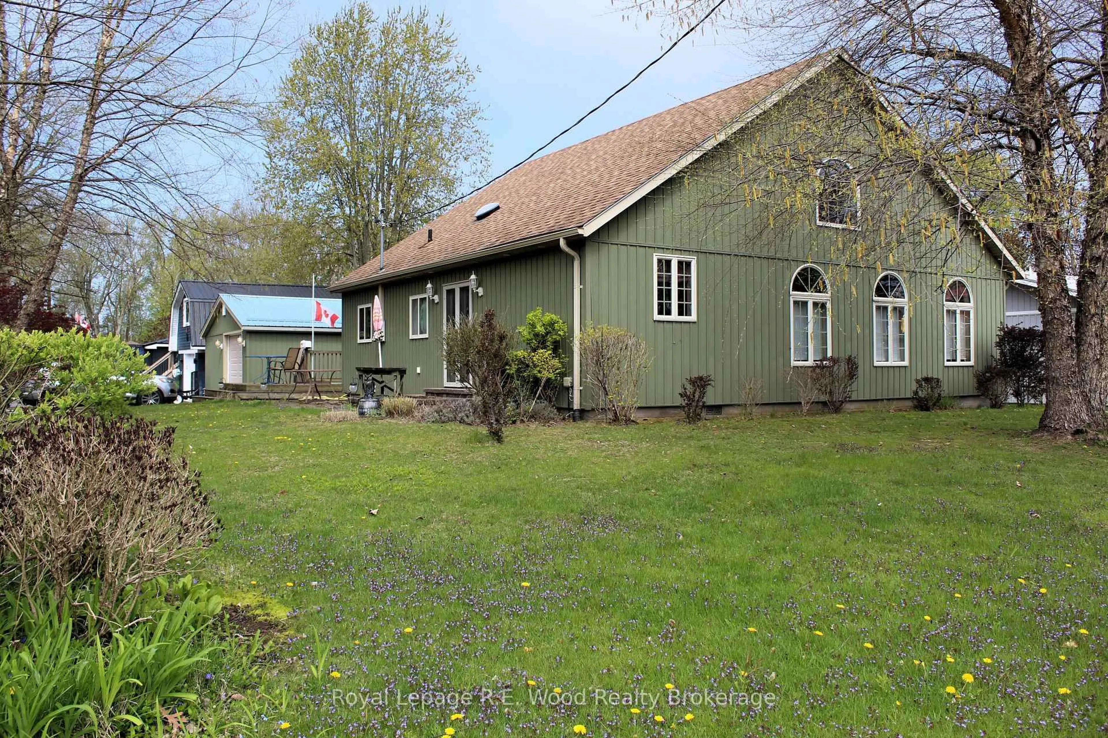 A pic from outside/outdoor area/front of a property/back of a property/a pic from drone, building for 199 Cedar Dr, Norfolk Ontario N0E 1T0