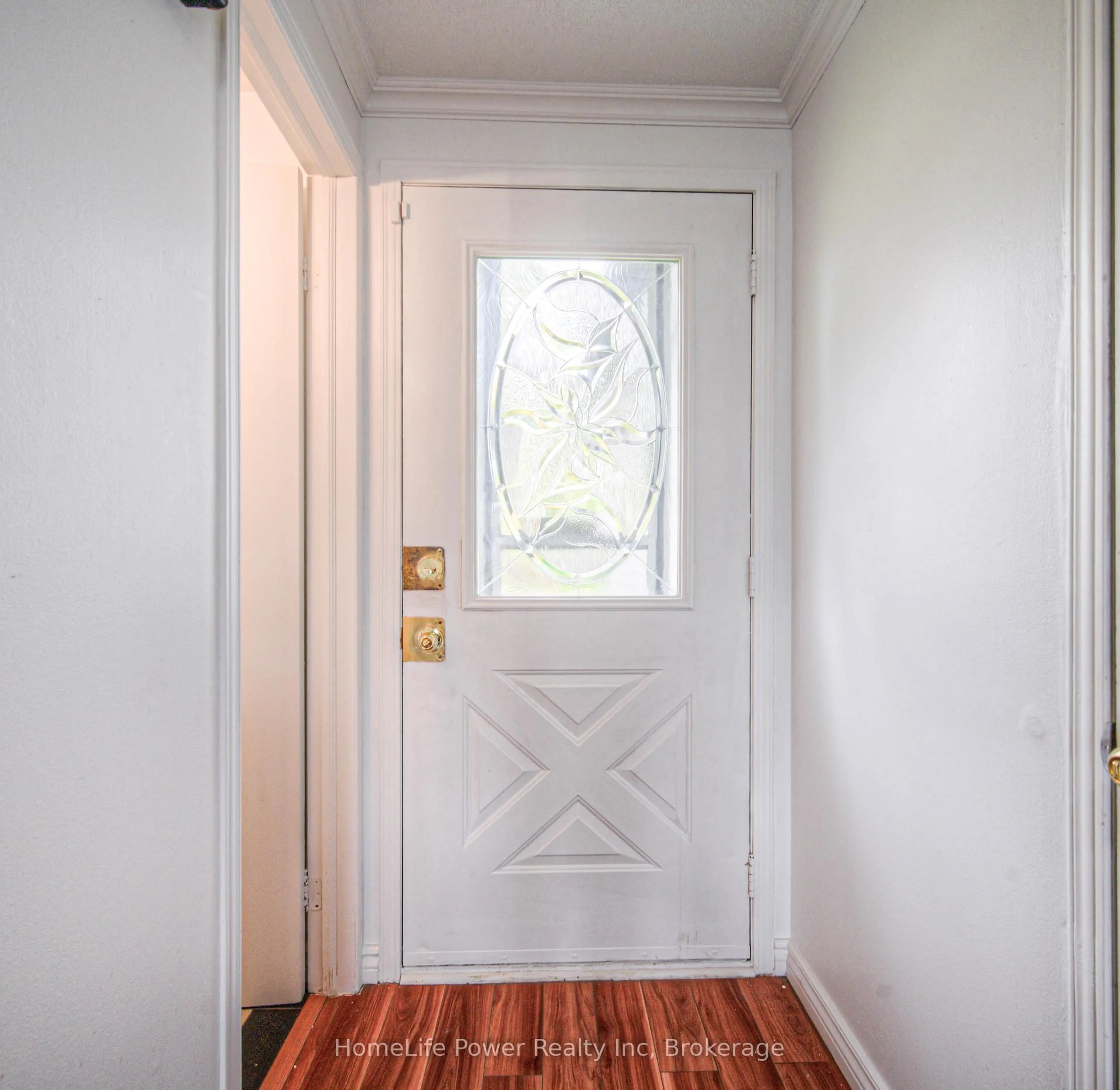 Indoor entryway for 666 Elgin St, Cambridge Ontario N1R 7W5